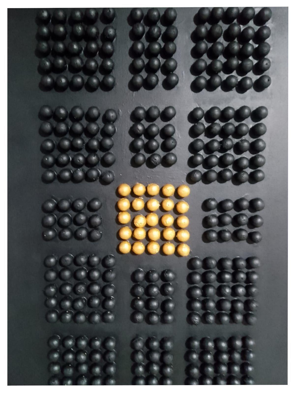 Cuadro decorativo negro dorado esferas de madera 90x70-3