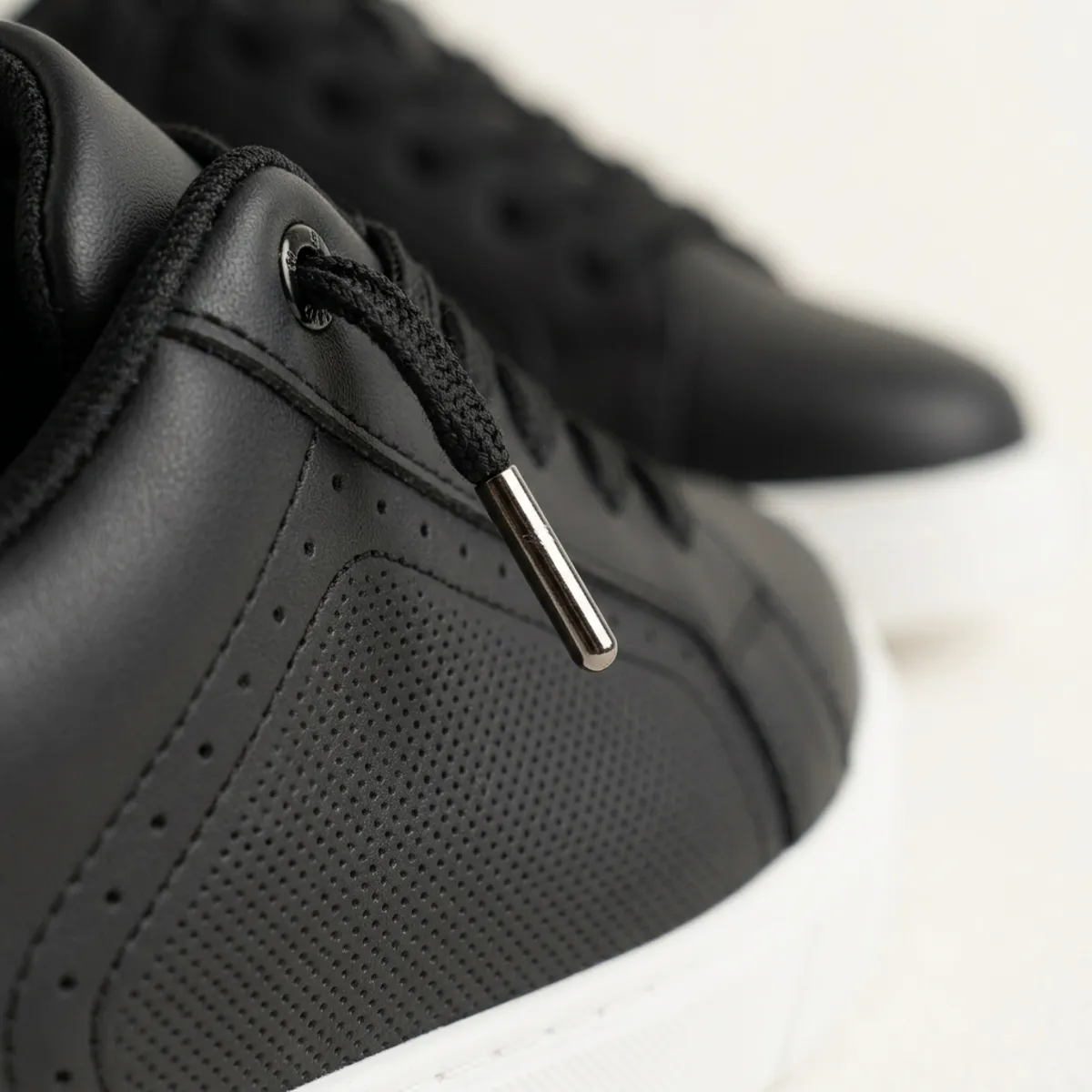 Zapatilla Sneaker Hombre Negro y Blanco Detalle Perforado-2