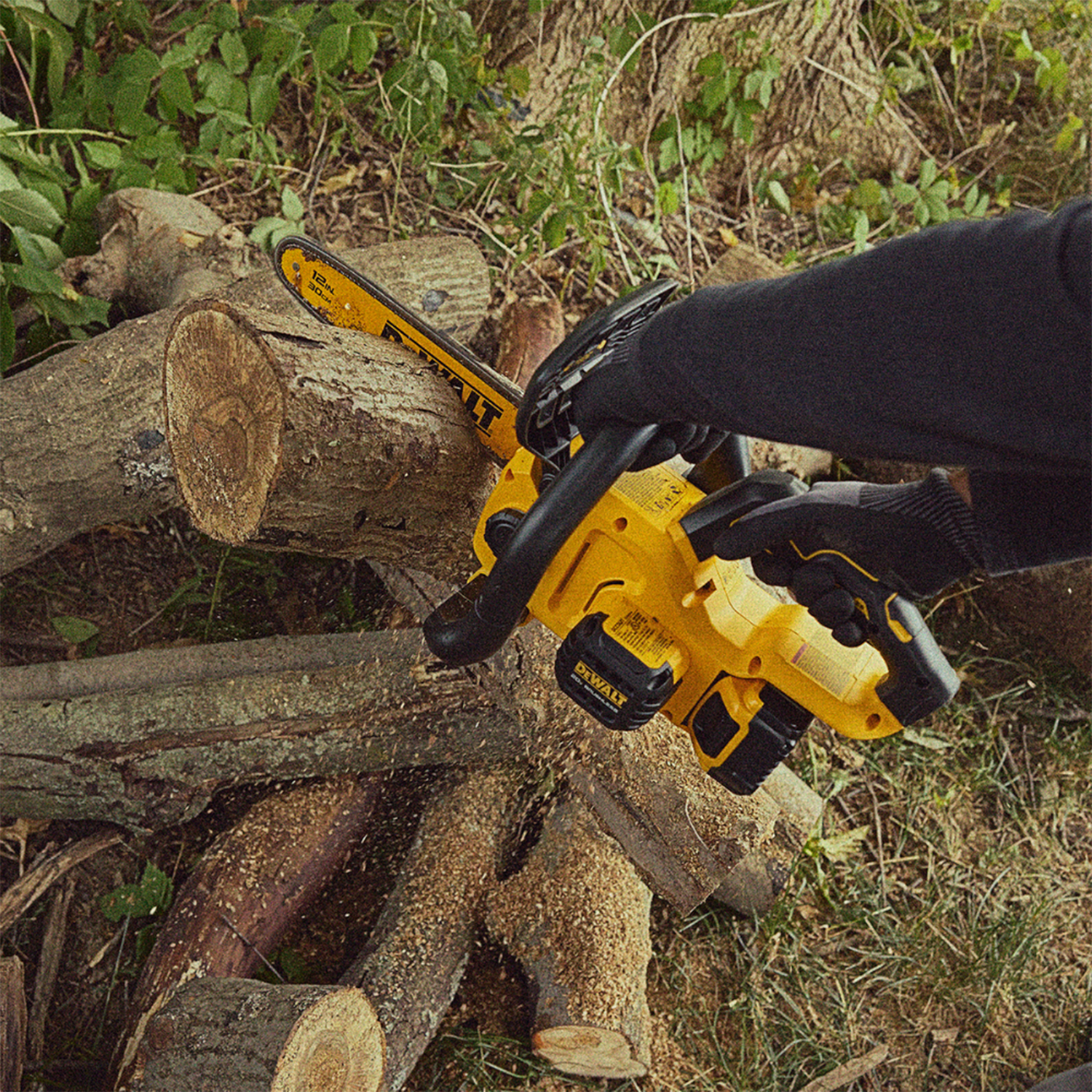 Motosierra inalámbrica Dewalt 20v 12" + Car/Bat 5Ah DCCS621P1-4