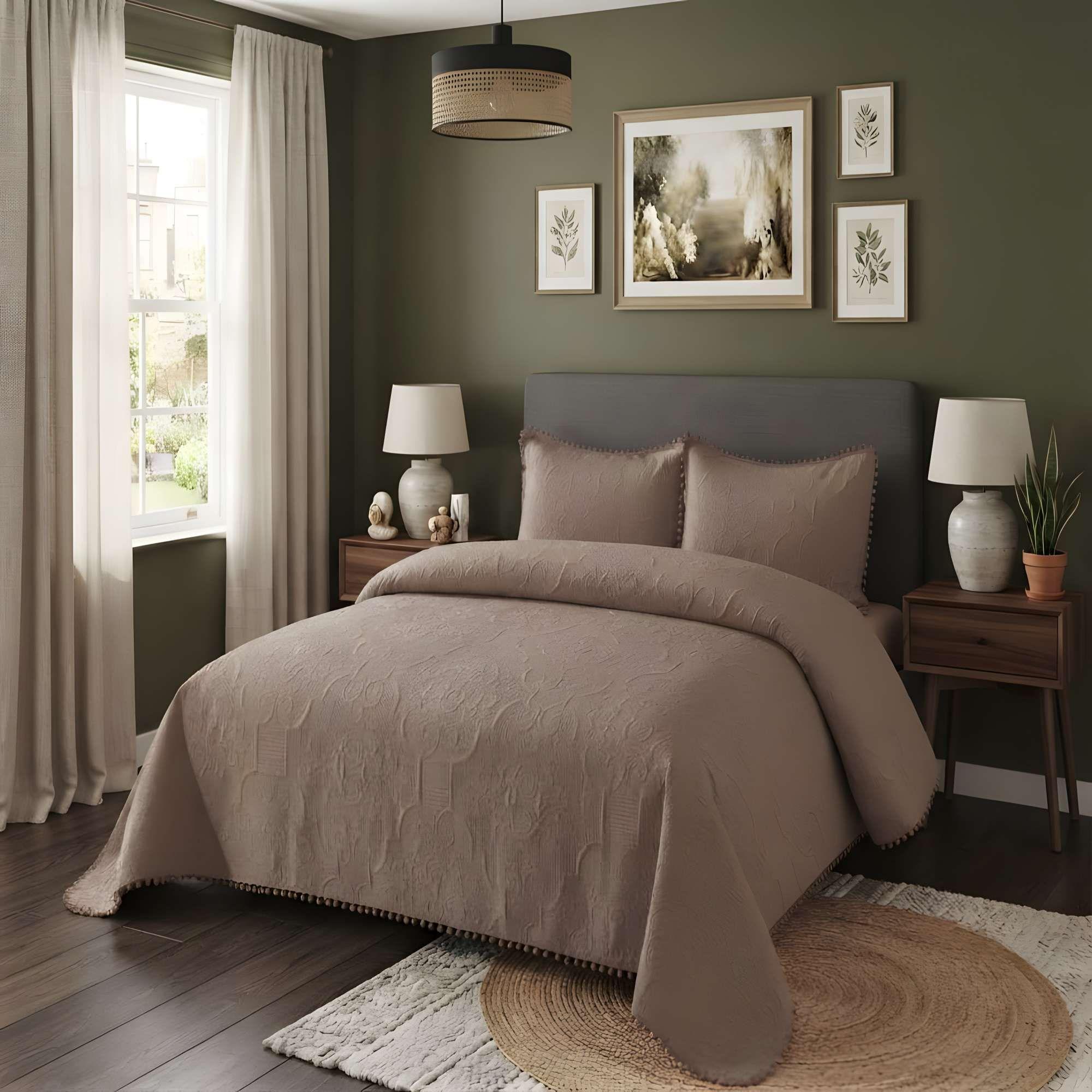 CUBRECAMA VERSATIL CON POMPONES KING COLOR MARRON-1