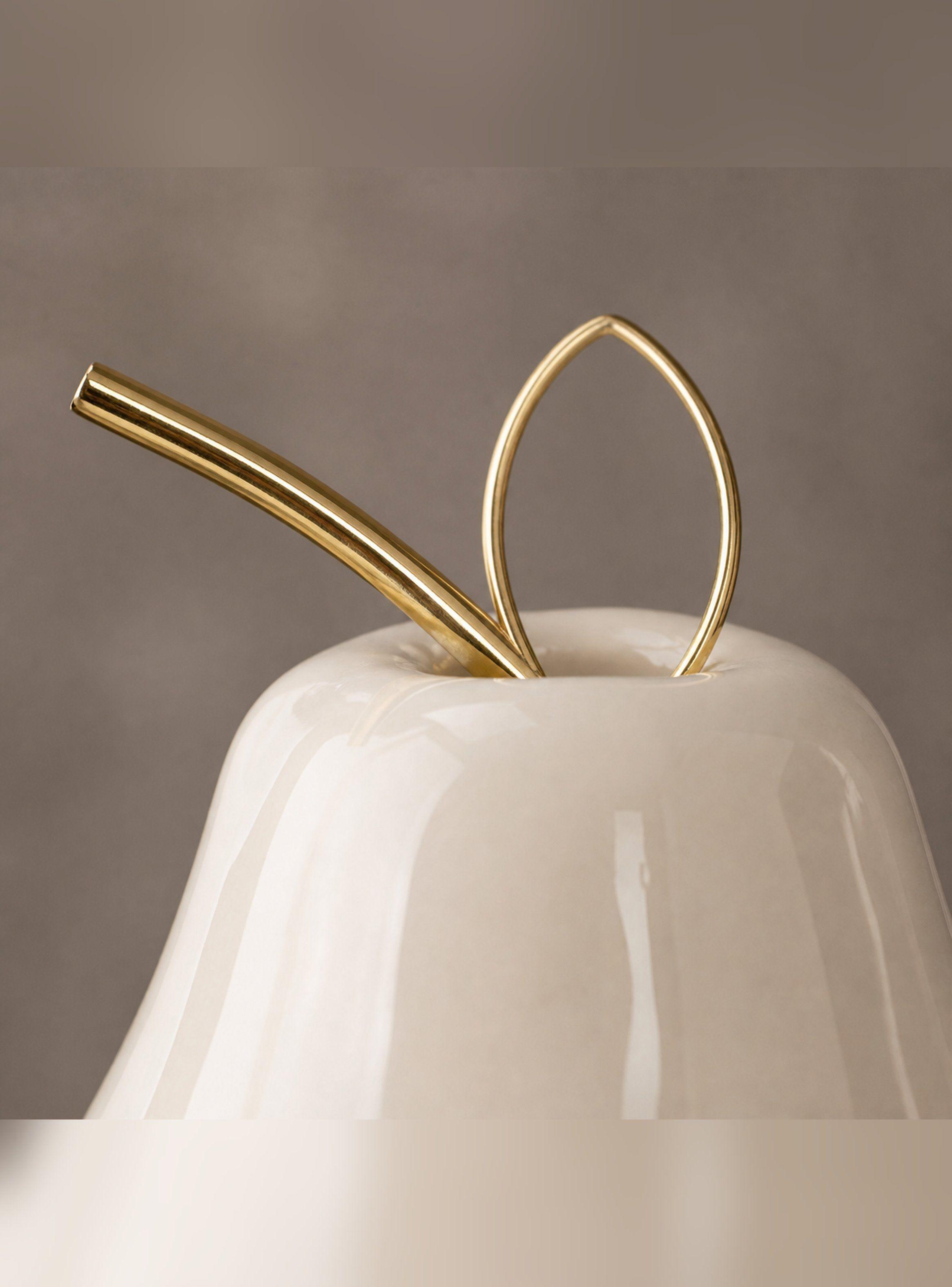 Figura Decorativa Pera de Cerámica Blanca con Detalle Dorado-4