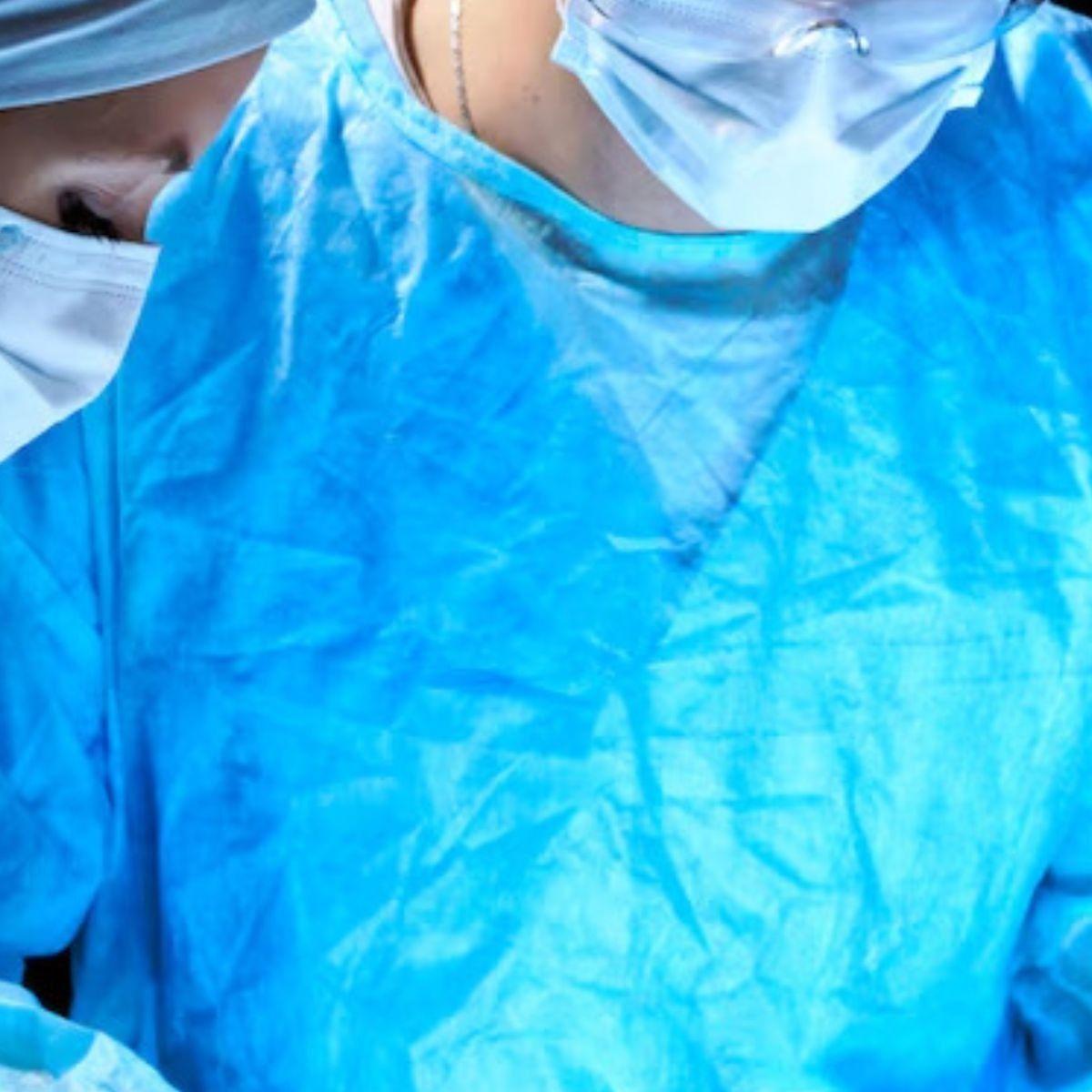 PACK 10 BATAS QUIRURGICAS DESECHABLE USO MEDICO SALUD LAU-3