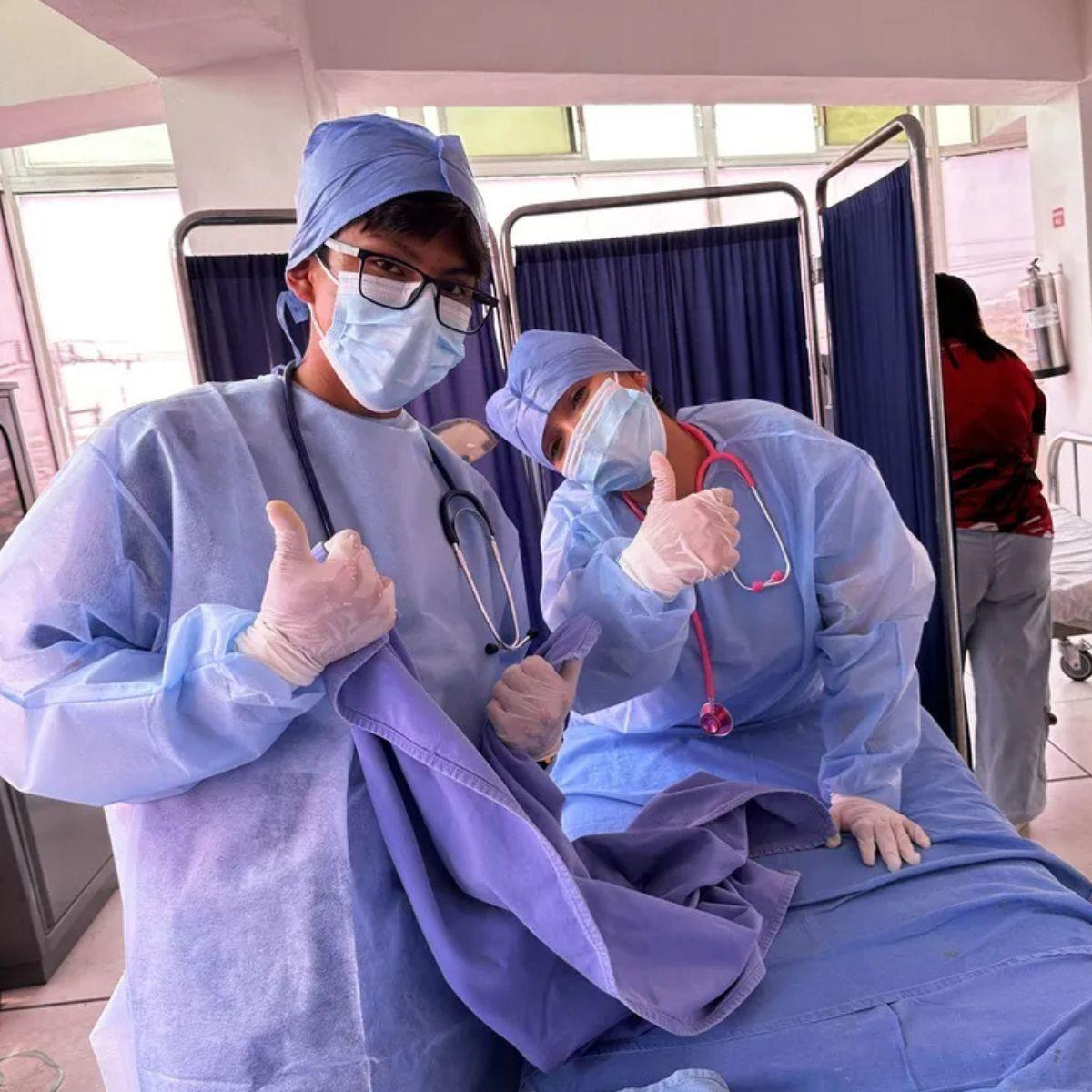 PACK 10 BATAS QUIRURGICAS DESECHABLE USO MEDICO SALUD LAU-4