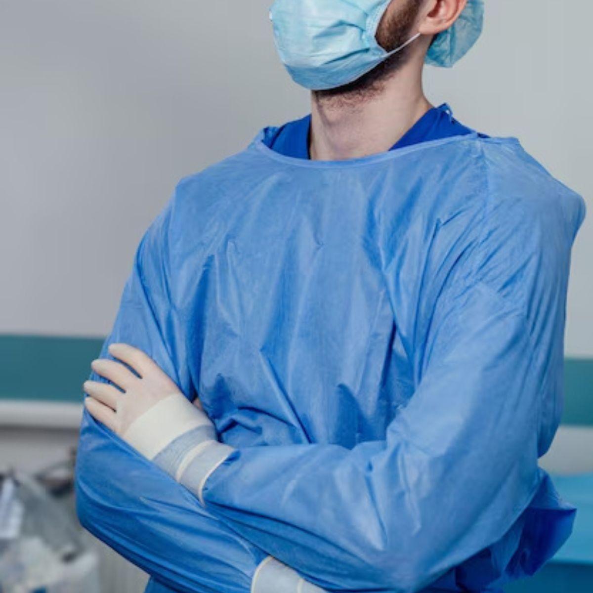 PACK 10 BATAS QUIRURGICAS DESECHABLE USO MEDICO SALUD LAU-8