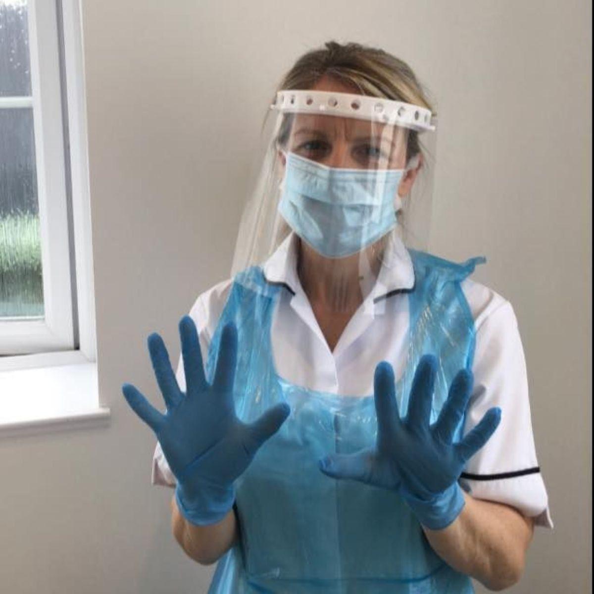 SET 2 DELANTAL DESECHABLE VERSATIL USO MEDICO LAU-7