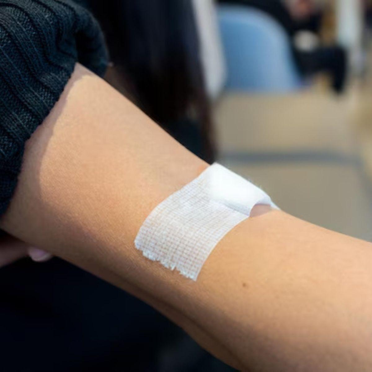 PACK CINTA ADHESIVA PLASTICA USO MEDICO 5CMX5M LAU-8