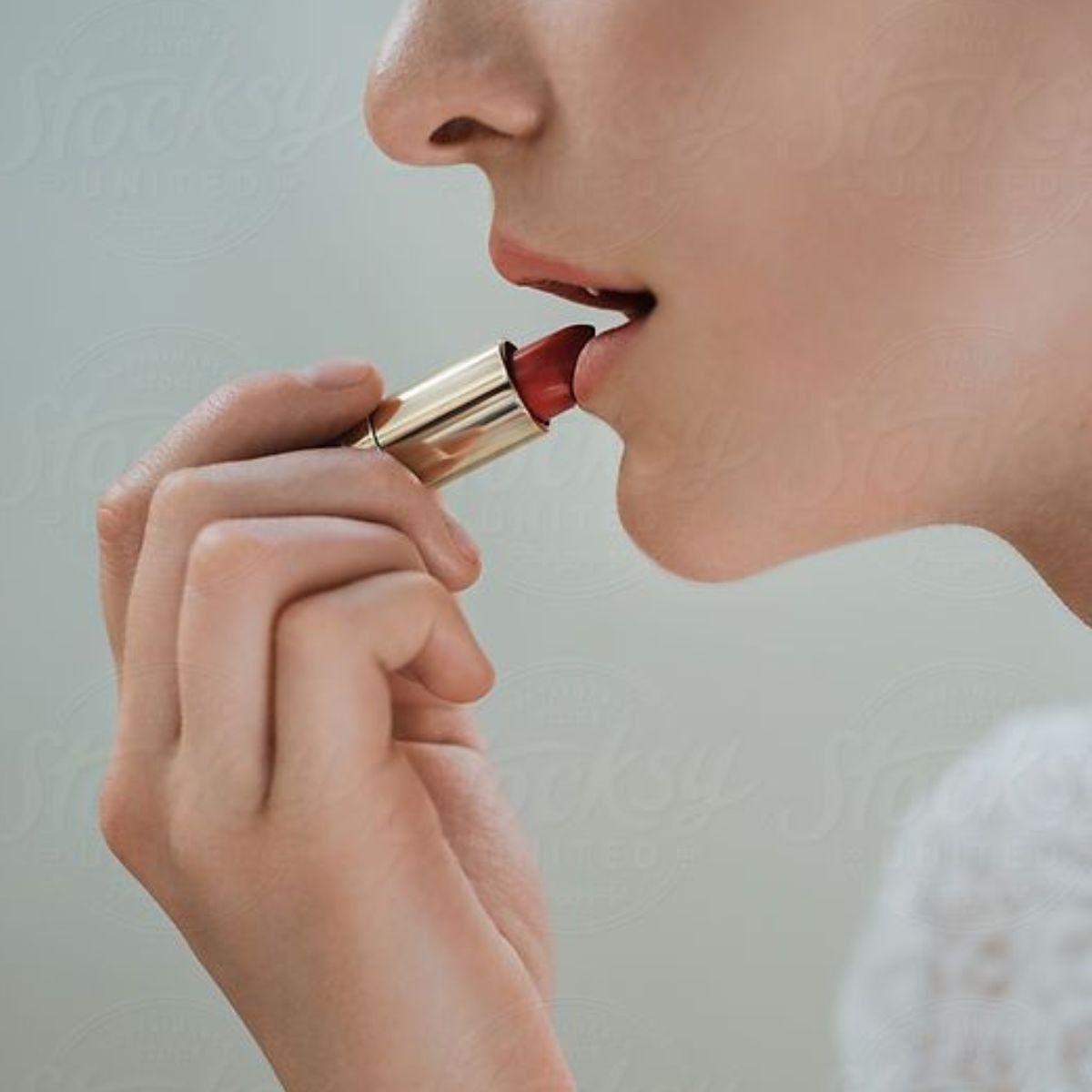 PAQ 24 LABIALES EN BARRA EFECTO MATE 12 TONOS SURTIDO LAU-7