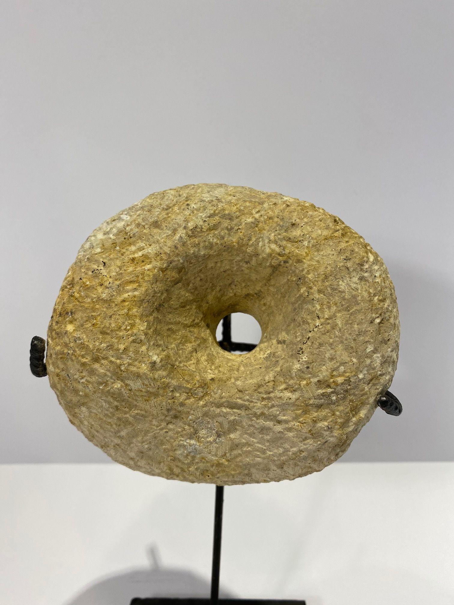 Escultura Piedra Horadada Amarilla-1