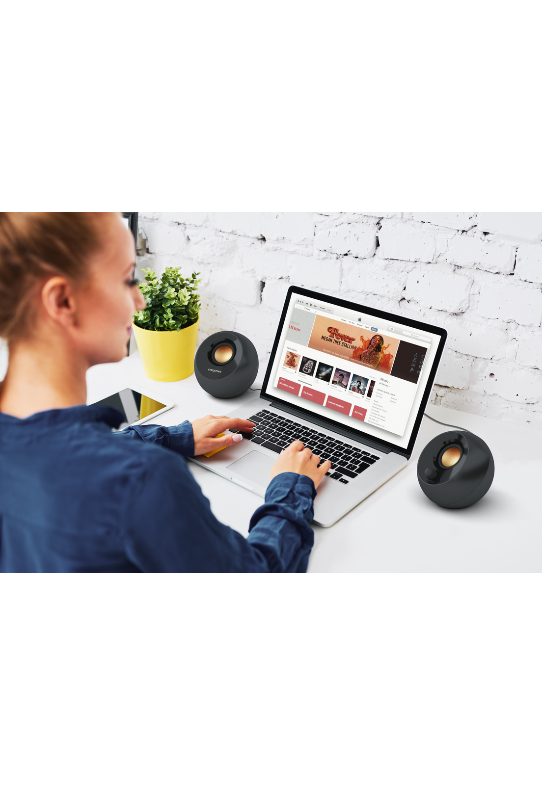 Parlante Creative Pebble Negro-2