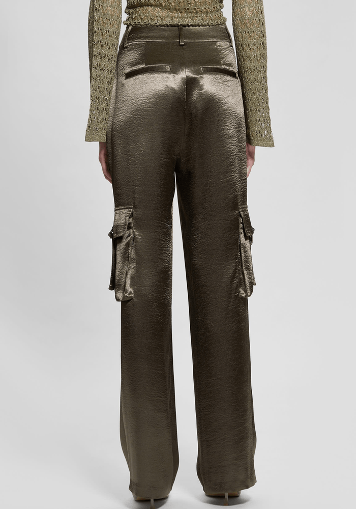 Pantalon Guess Mujer Jamie Satin Cargo Pant Verde-4