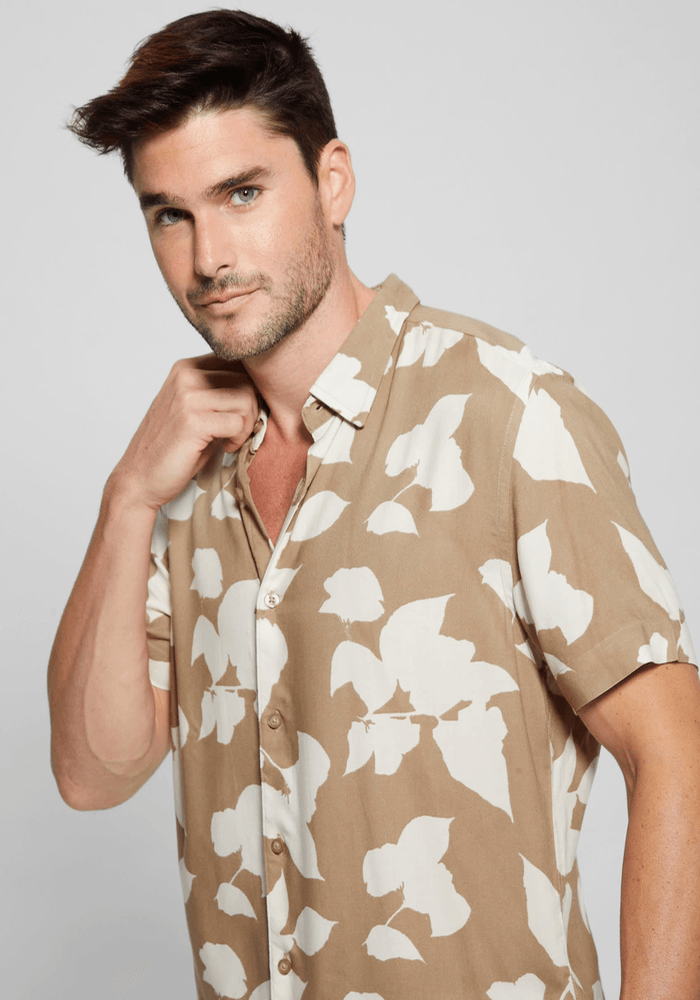 Camisa Guess Hombre Ss Eco Rayon Shdw Floral Shirt Beige-2
