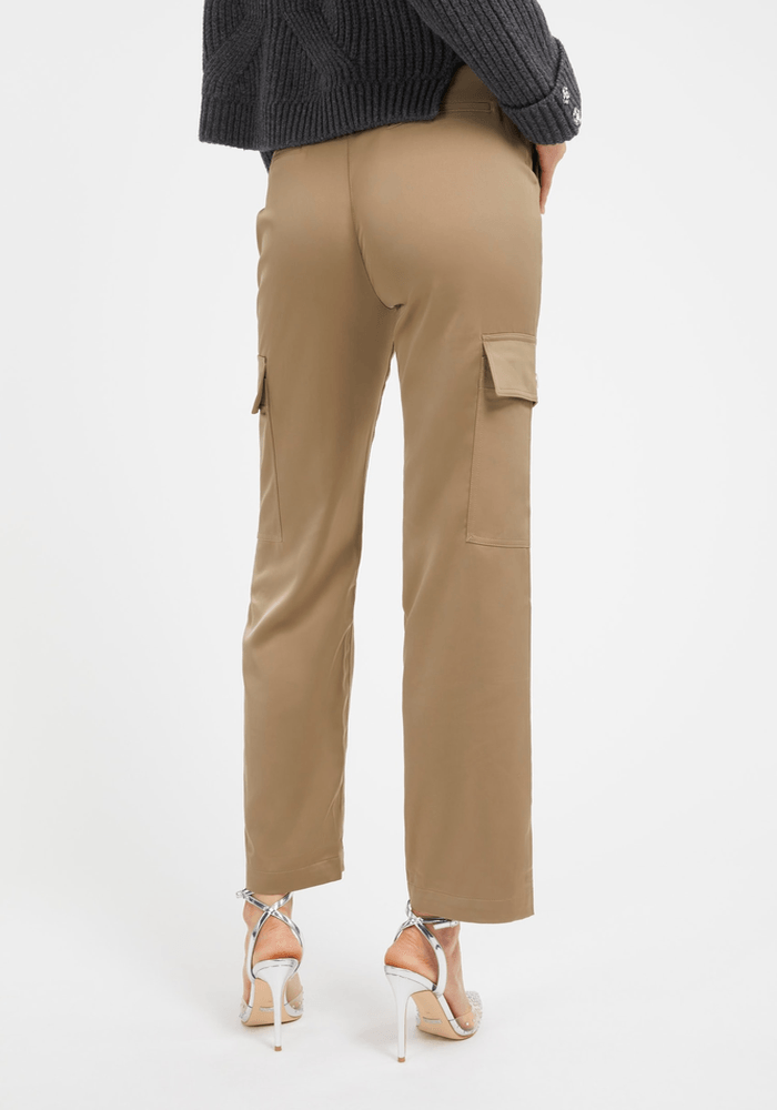 Pantalón Guess Mujer Benedetta Satin Cargo Beige-2