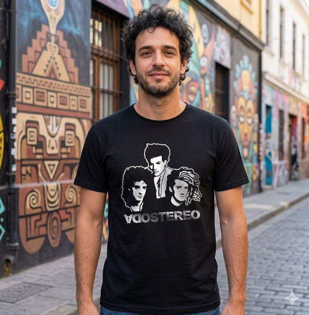 Polera Negra Soda Stereo Integrantes en Plateado Estampada 100% Algodón Estilo Rock Argentino-2