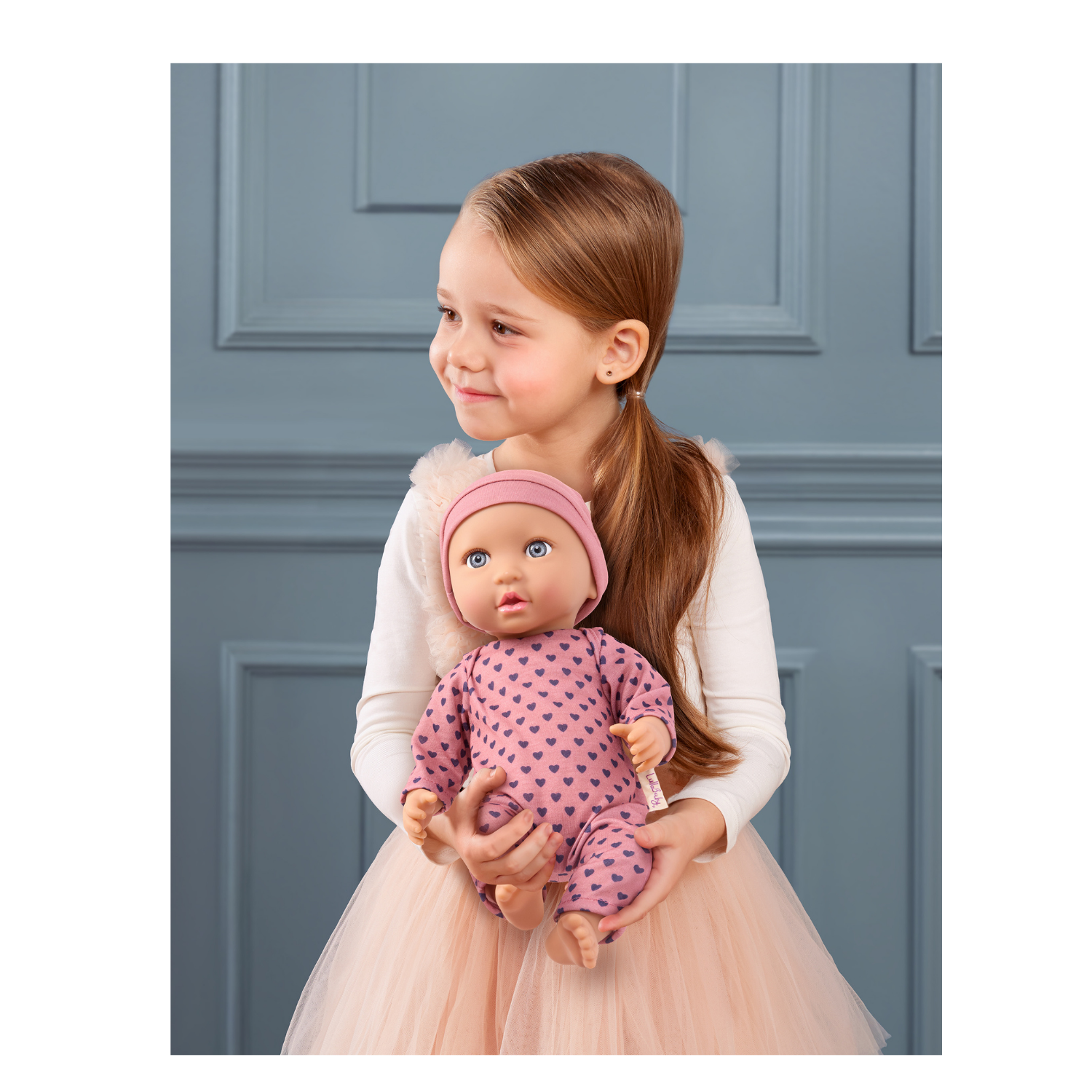 Muñeca con pijama rosa con corazones y gorro-2