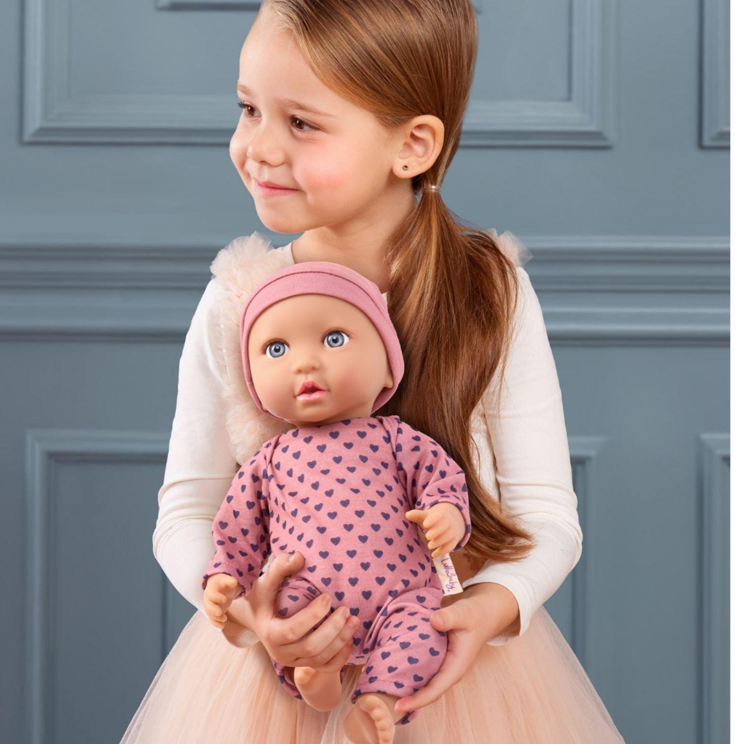 Muñeca con pijama rosa con corazones y gorro-2