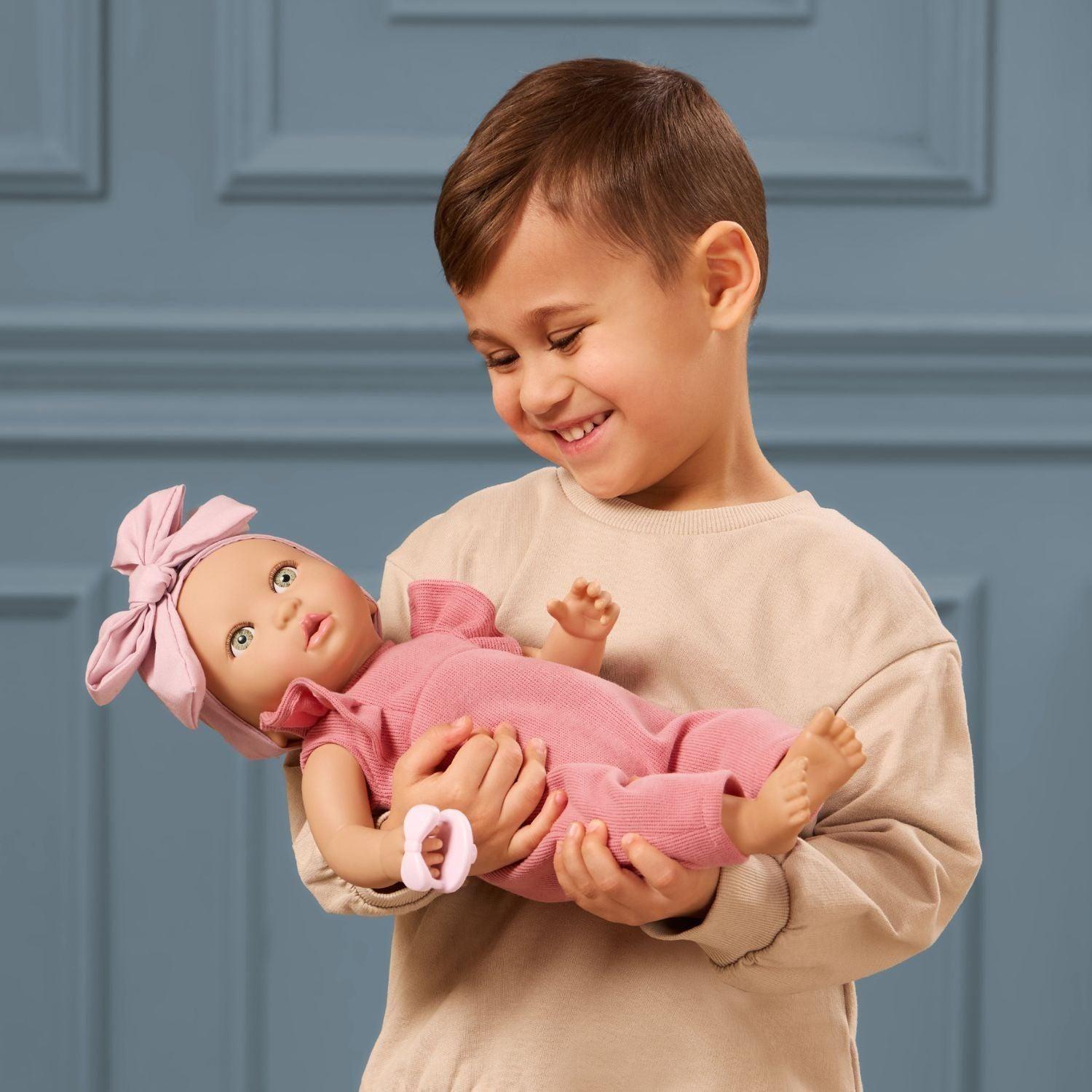 Muñeca con jardinera rosada y cinta-2