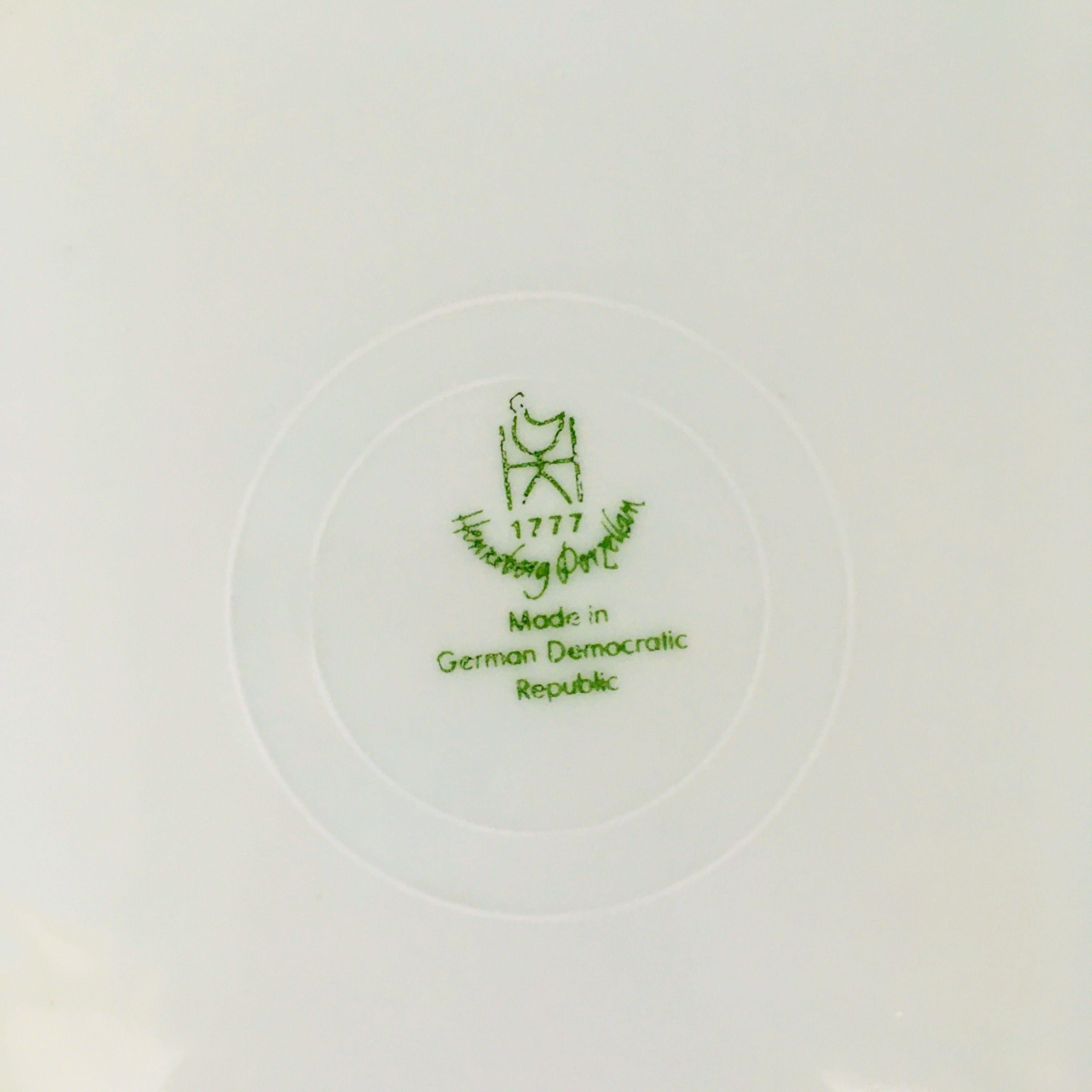 Plato Bajo con Bouquet Floral - Henneberg Porzellan, República Democrática Alemana (1972-1977)-2