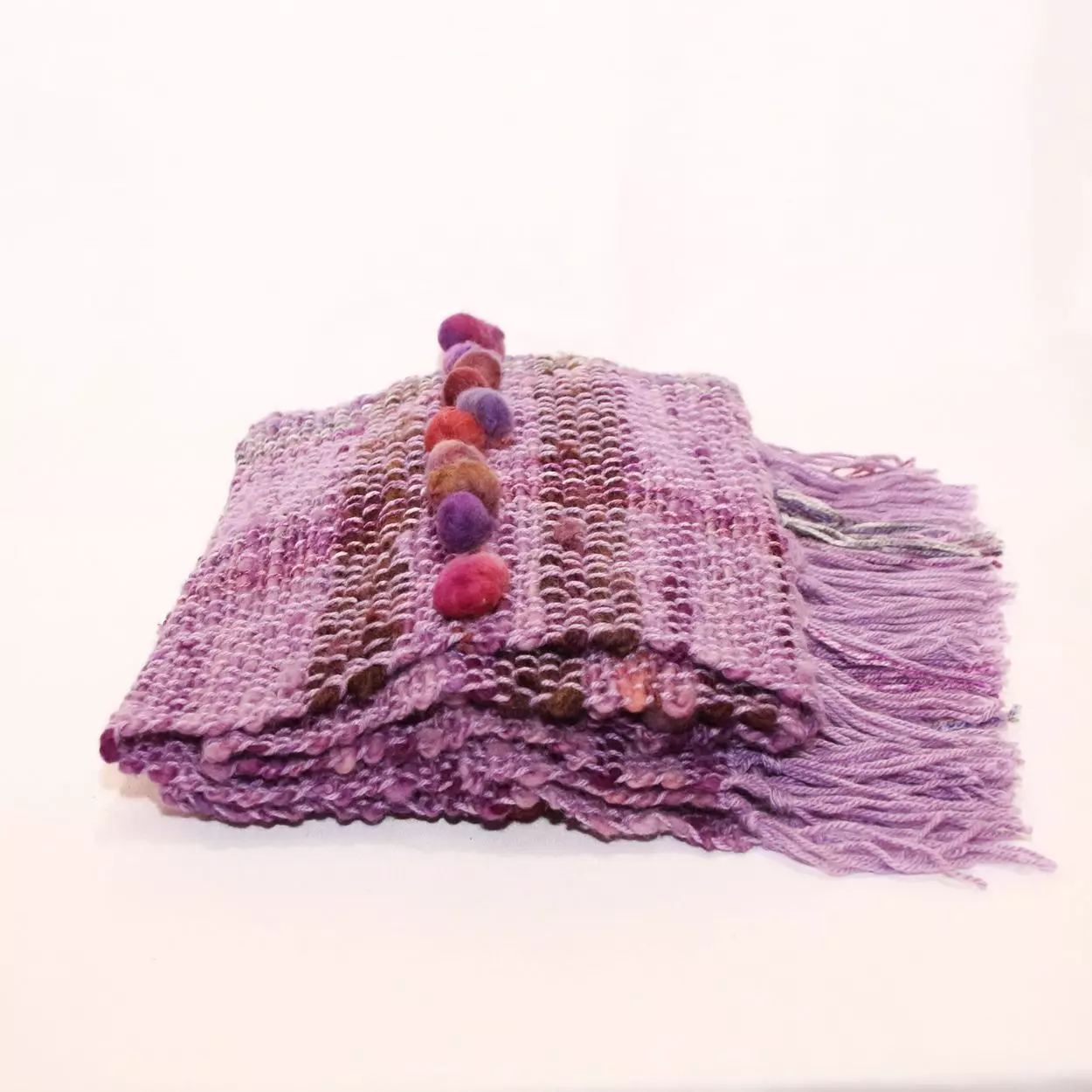 Piecera en lana de oveja color lila con pompones-0