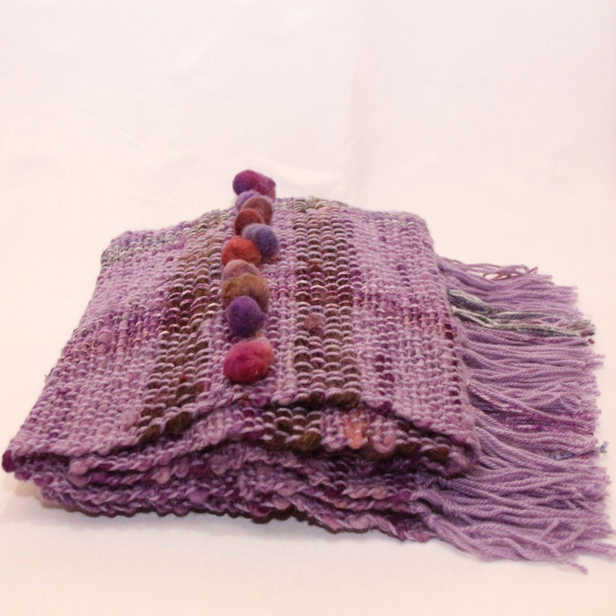 Piecera en lana de oveja color lila con pompones-1
