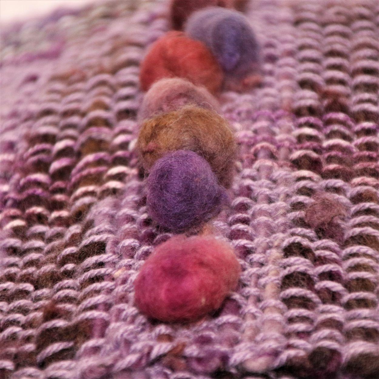 Piecera en lana de oveja color lila con pompones-2