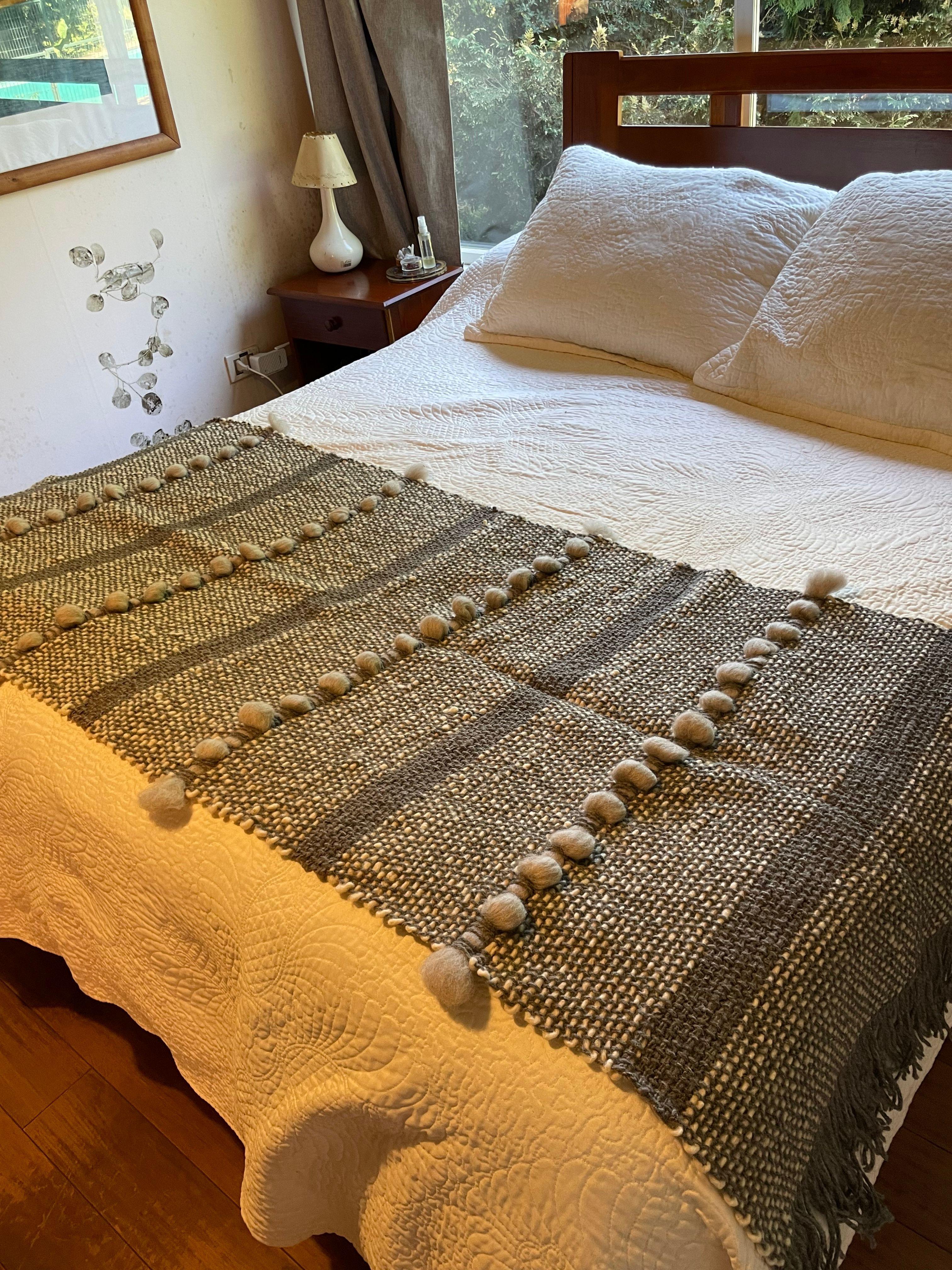 Piecera lana de oveja gris y franja en vellón natural-2
