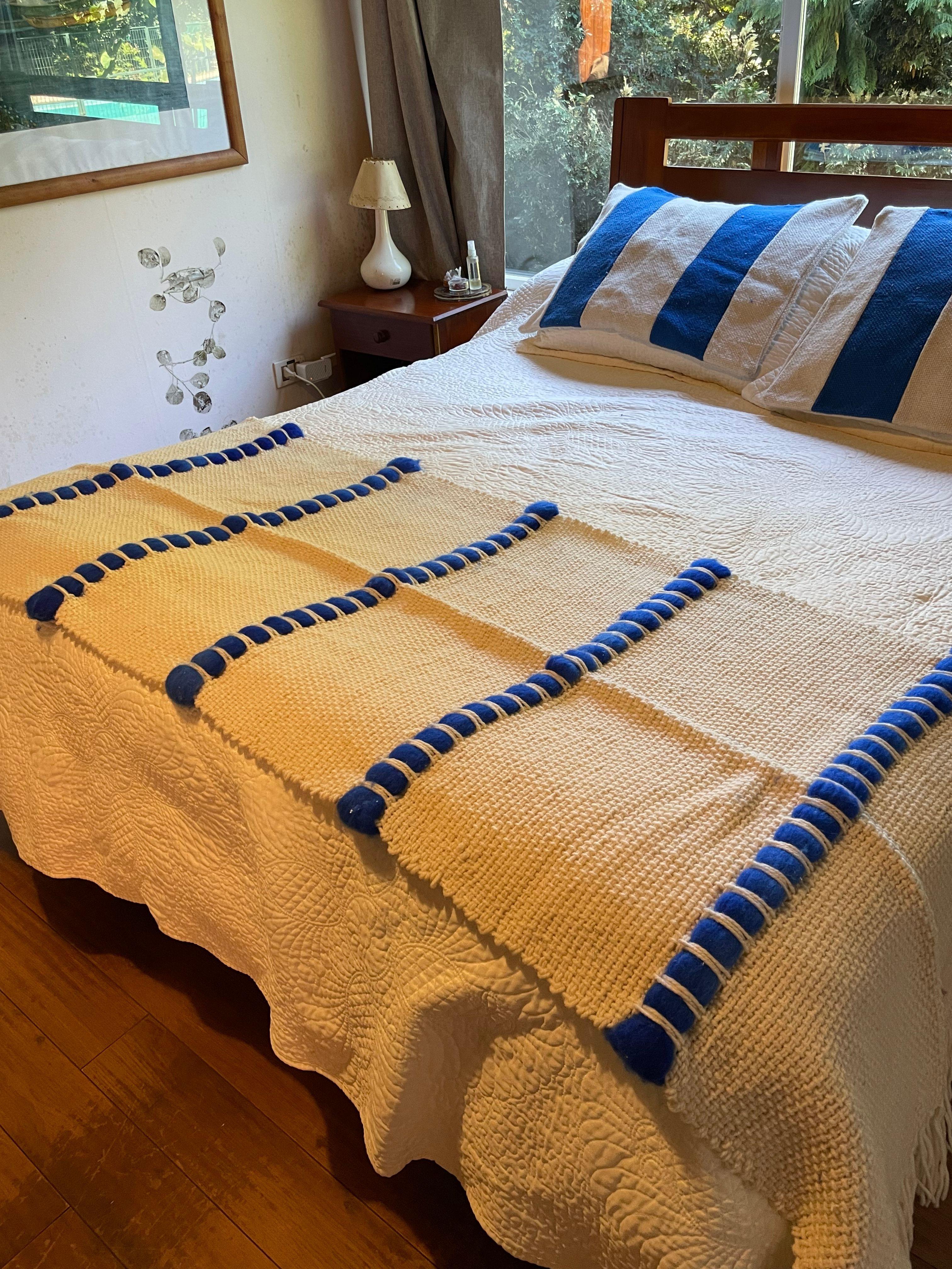 Juego de Piecera a telar con franjas azules y fundas de almohadas-5