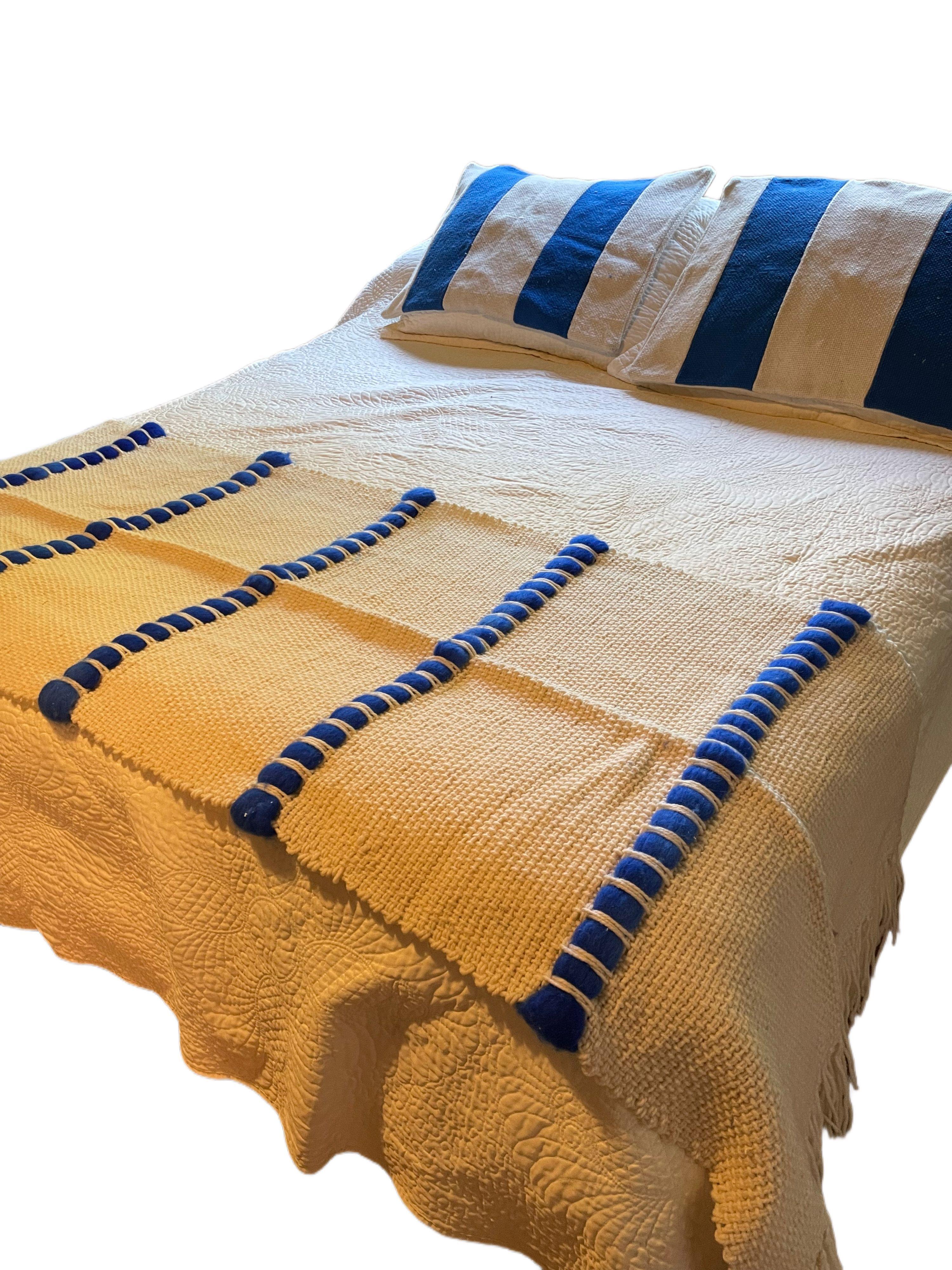 Juego de Piecera a telar con franjas azules y fundas de almohadas-0