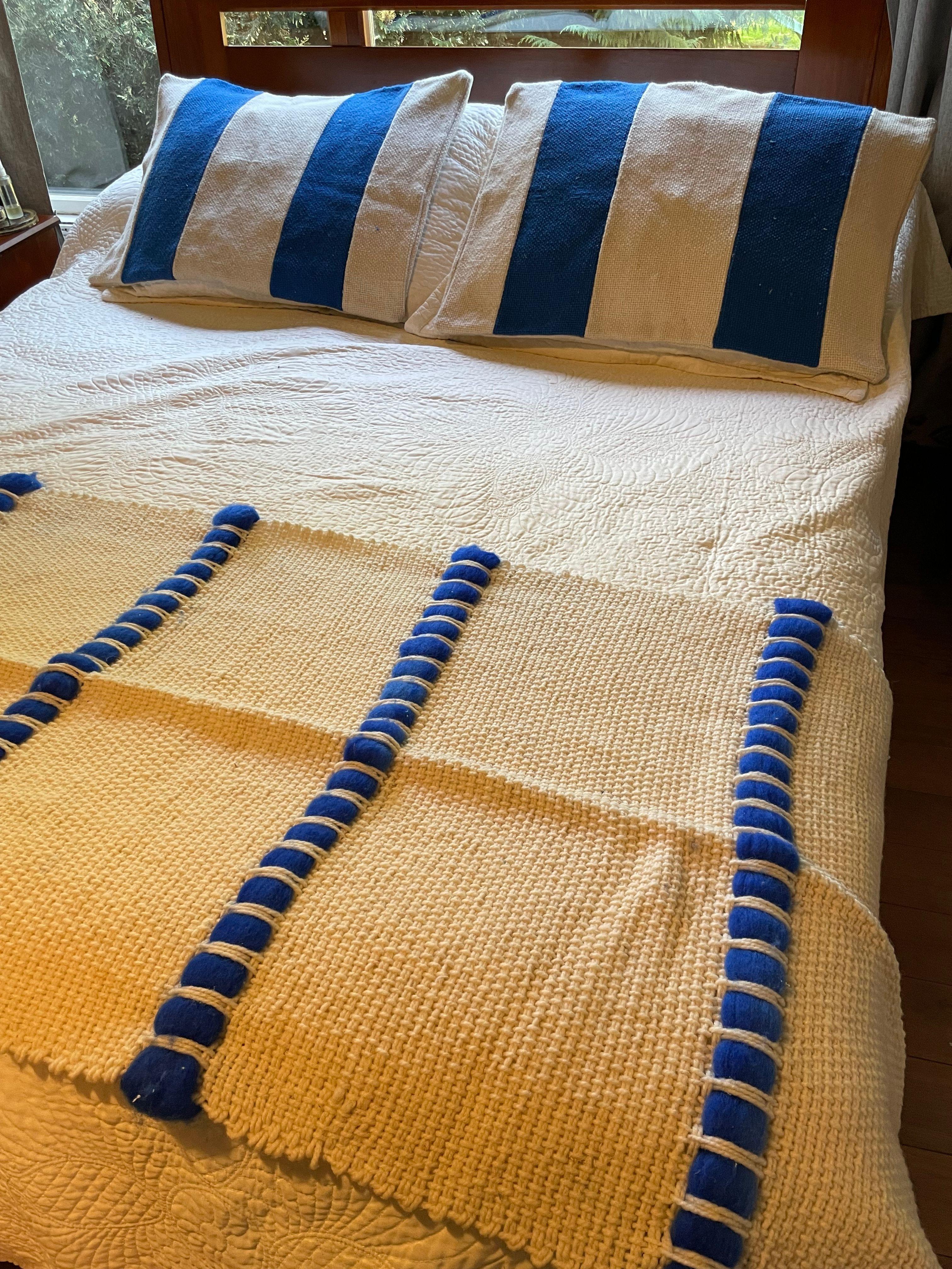 Juego de Piecera a telar con franjas azules y fundas de almohadas-4