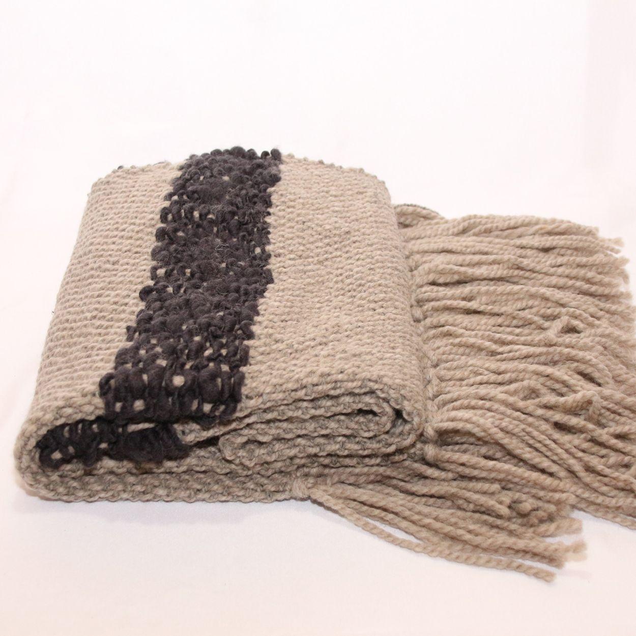 Piecera hecha en lana de oveja gris claro y franja gris oscuro-1