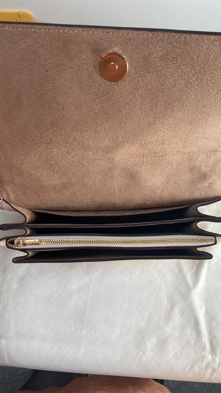 KLARE CROSSBODY CON APLIQUES DE CORAZONES DORADOS-3