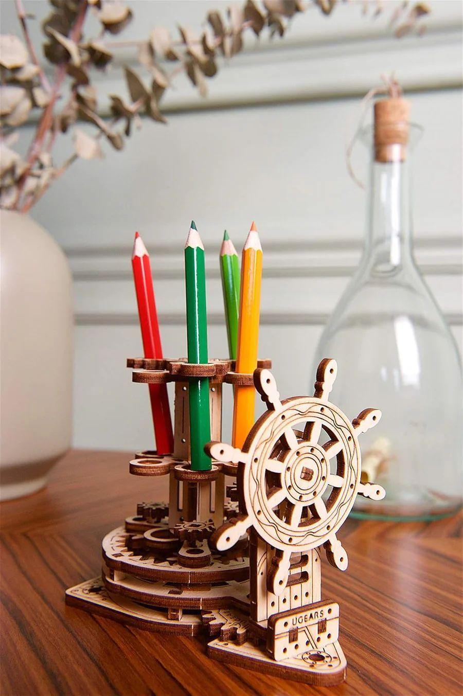Portalápices Timón de Barco - Maqueta Mecánica de Madera (Ugears)-0