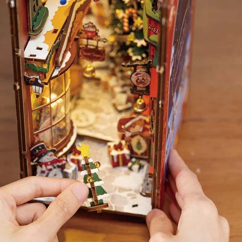 Book Nook Calle Navideña - Christmas Street Diorama 3D DIY (Rolife)-3