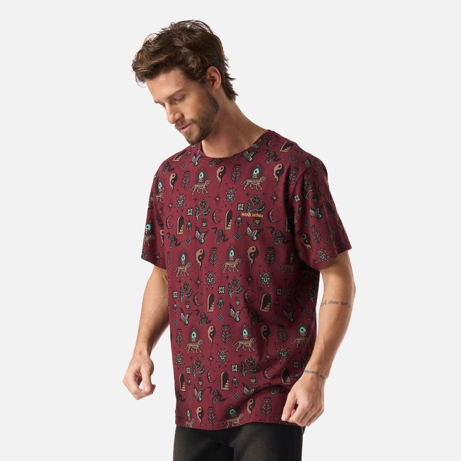 Polera Hombre Esoterica Print Burdeo Haka Honu V26-1