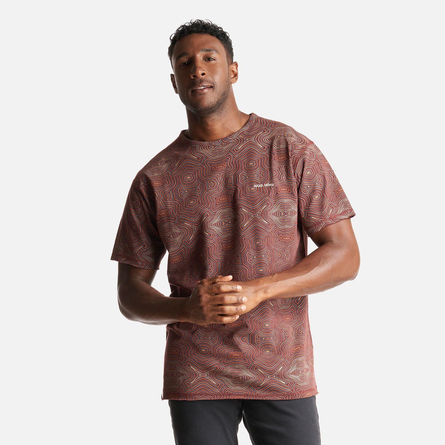 Polera Hombre Bi-curioso Print Burdeo Haka Honu-1