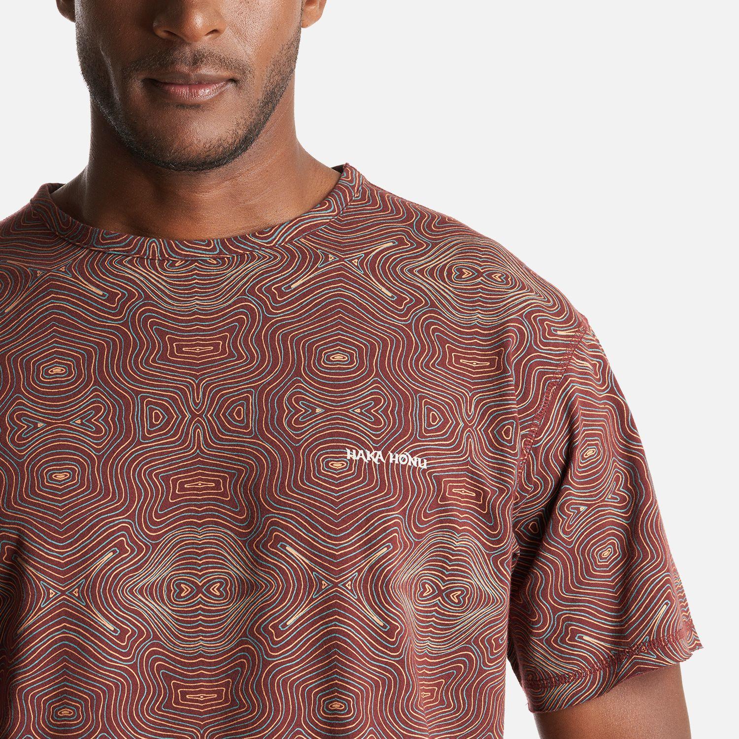 Polera Hombre Bi-curioso Print Burdeo Haka Honu-4