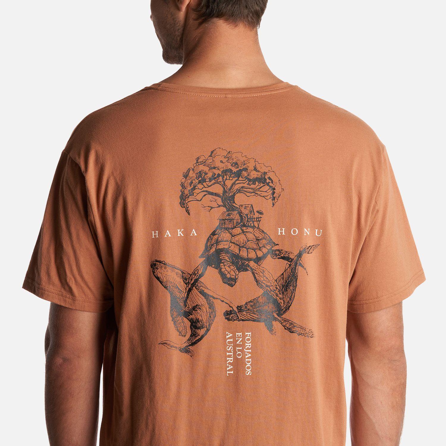 Polera Hombre Fauna Onirica Cafe Claro Haka Honu-4