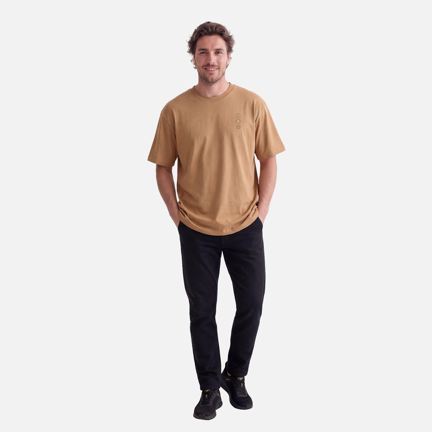 Polera Hombre Voy y Vuelvo Cafe Claro Haka Honu V27-3