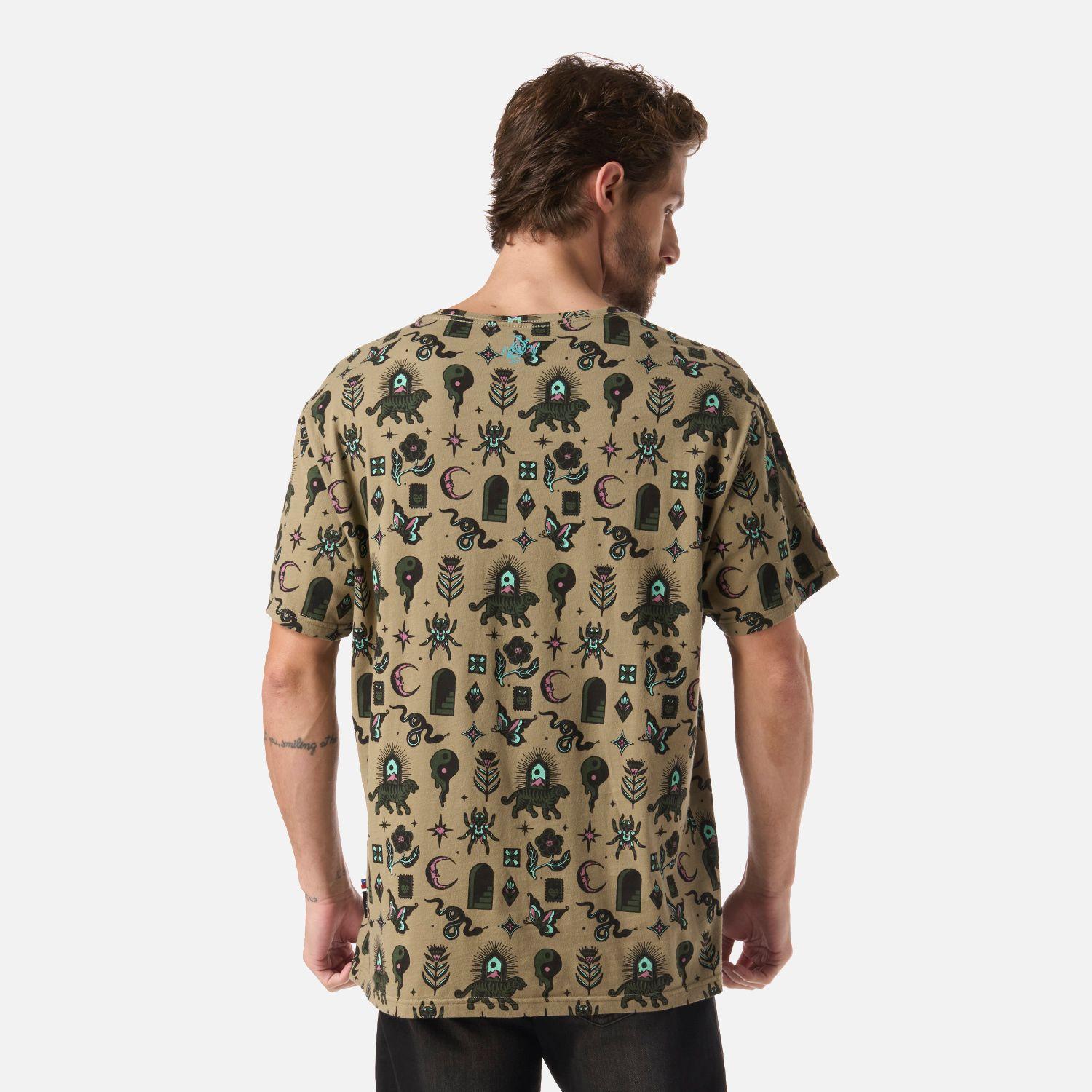 Polera Hombre Esoterica Print Verde Militar Haka Honu V26-2