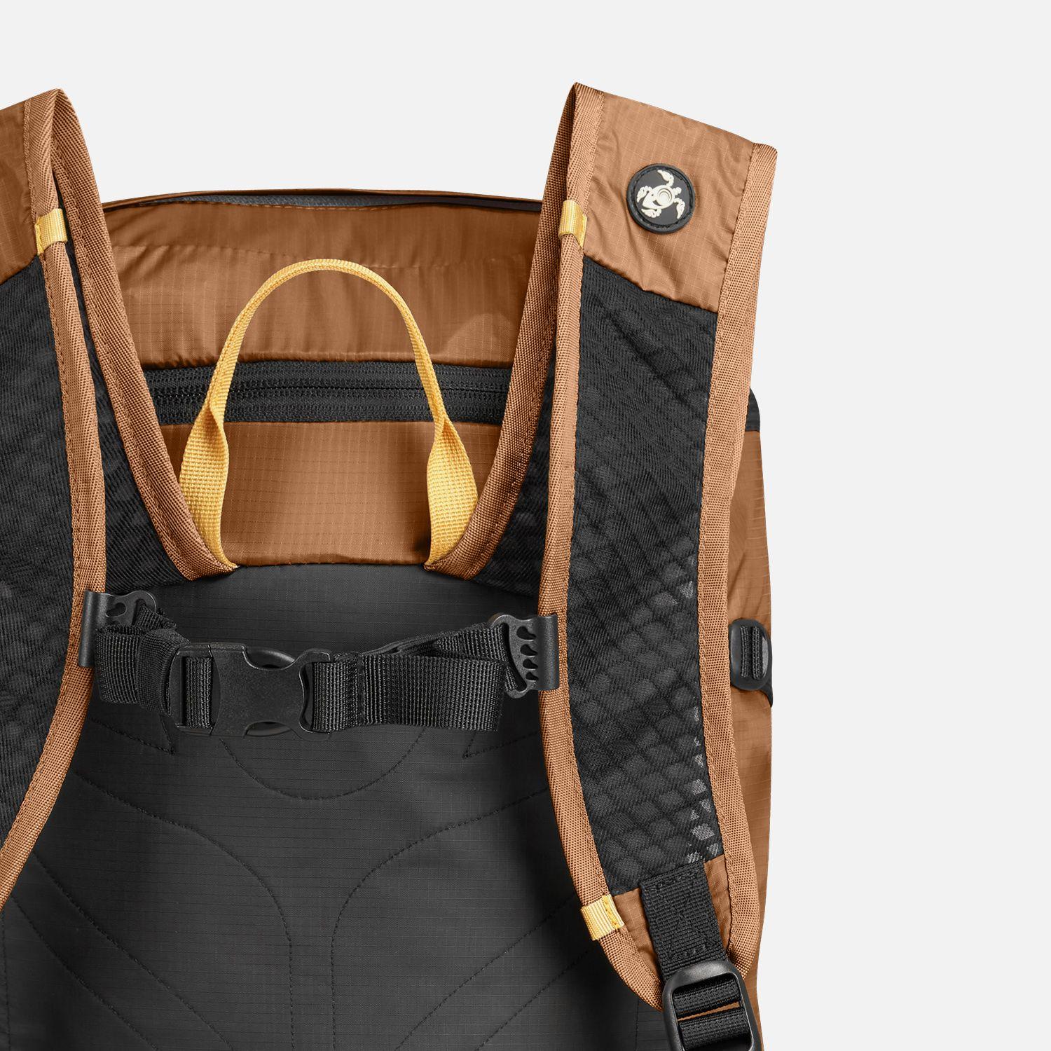 Mochila Unisex Peso Pluma 25L Camel Haka-Honu-4