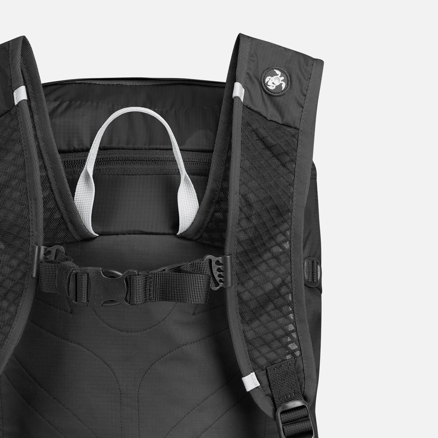 Mochila Unisex Peso Pluma 25L Negro Haka-Honu-4