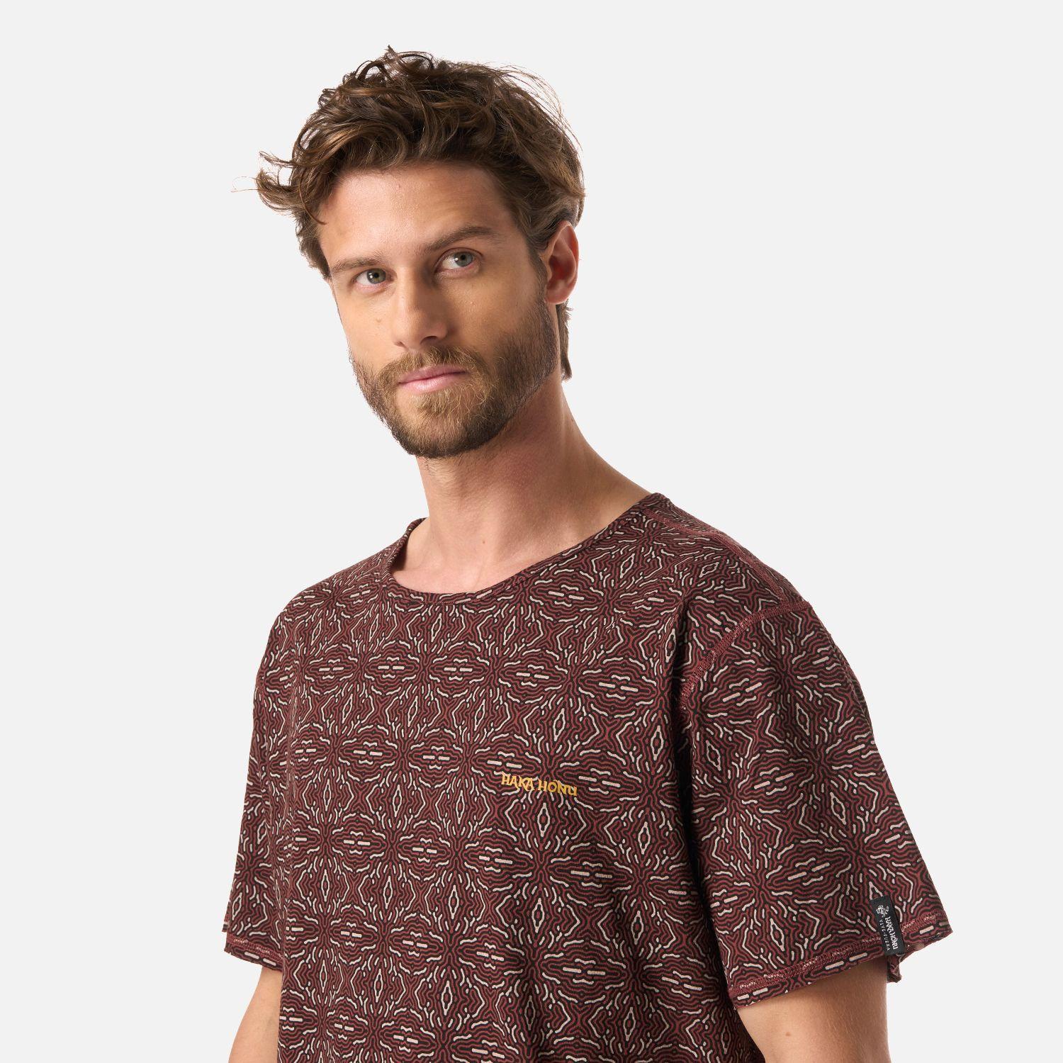 Polera Hombre Bi-curioso Print Vino Haka Honu V26-4