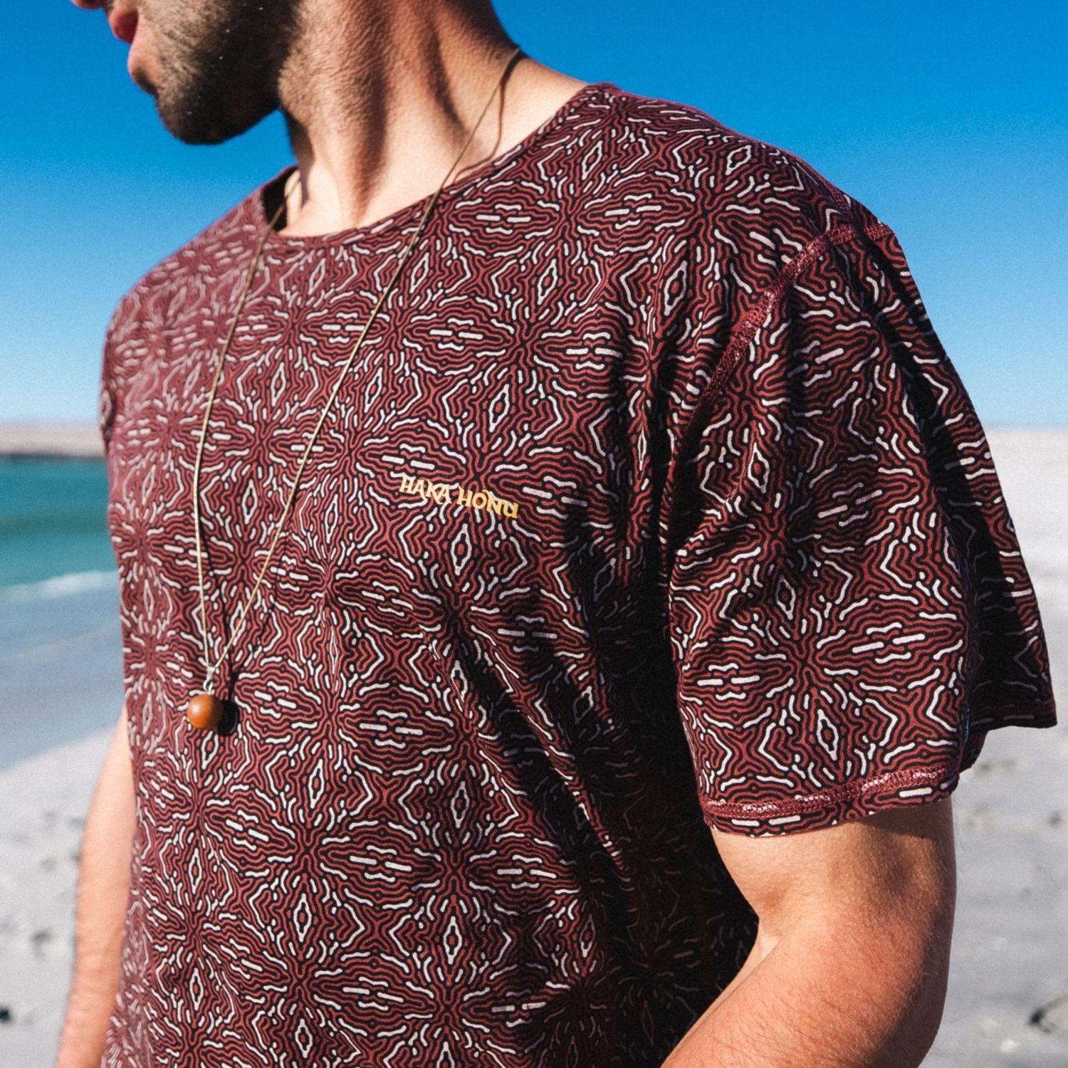 Polera Hombre Bi-curioso Print Vino Haka Honu-7