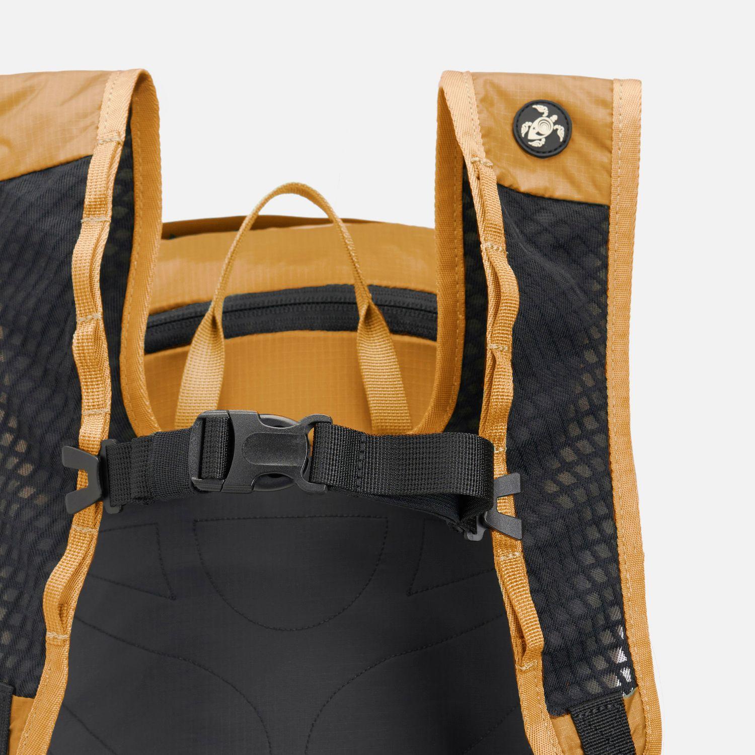 Mochila Peso Pluma 25L Mostaza Haka Honu V26-5