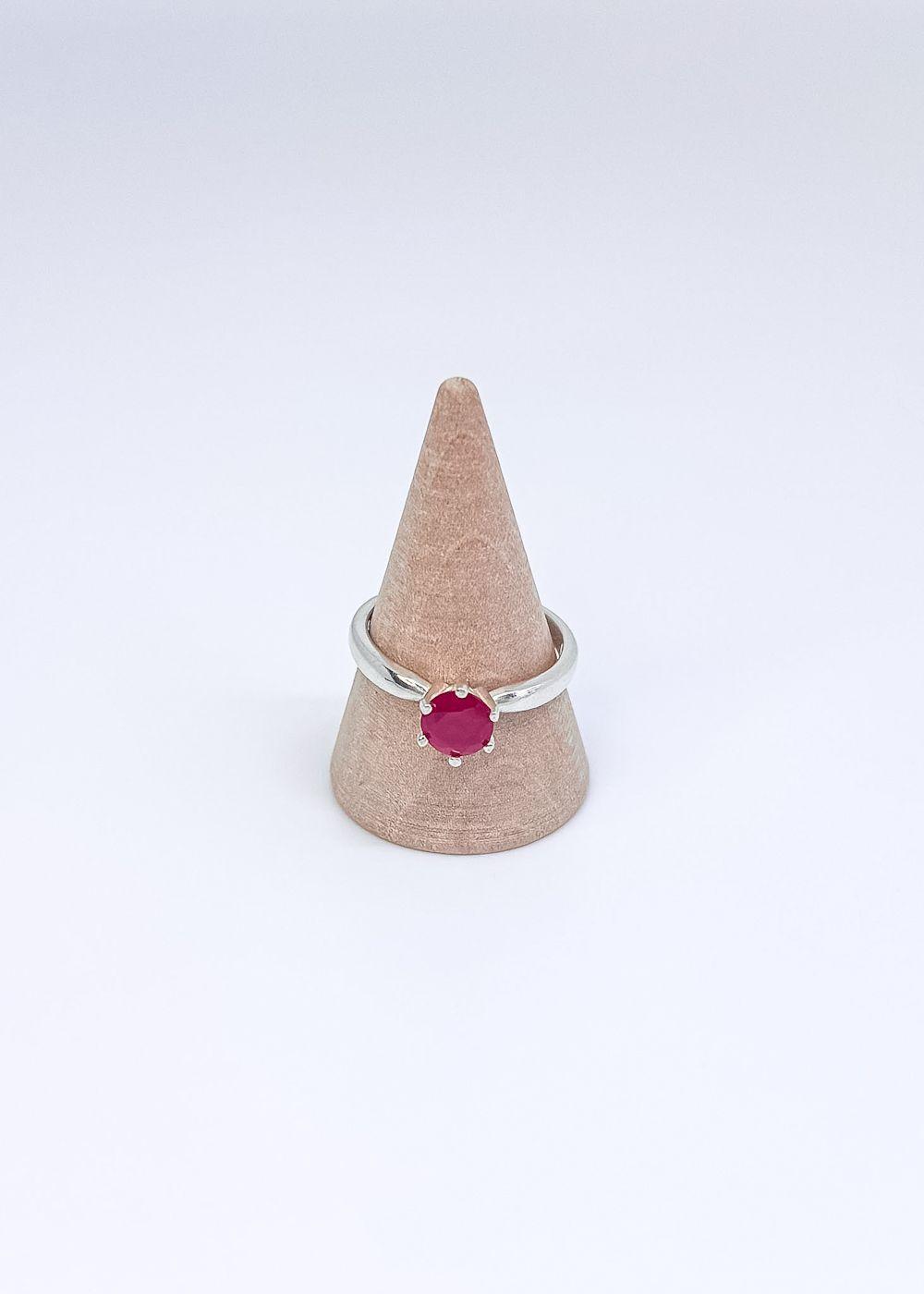 Anillo solitario con circón fucsia en plata italiana 925-4