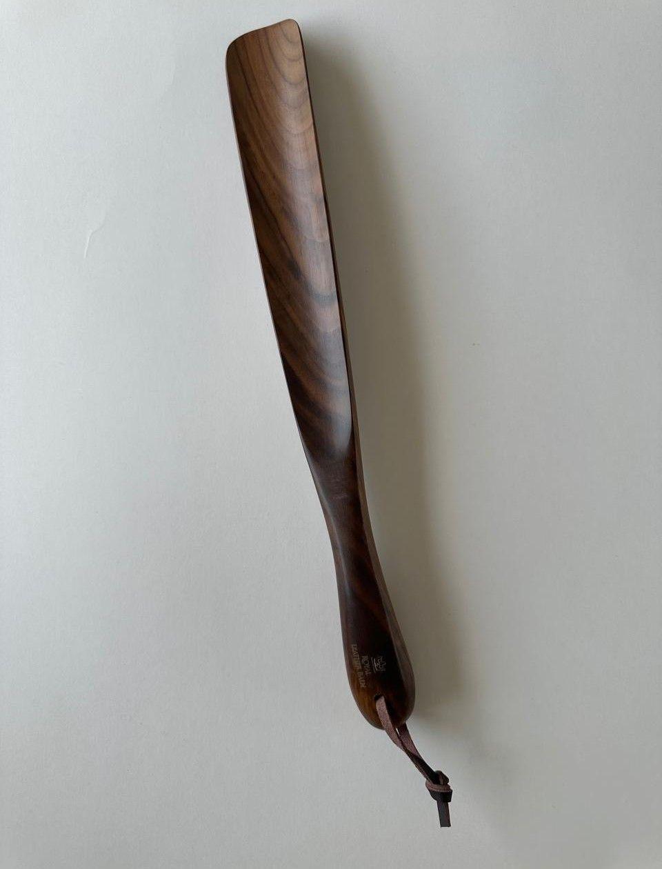 Calzador de Zapatos Largo de Madera Natural con Cordón Cuero-1