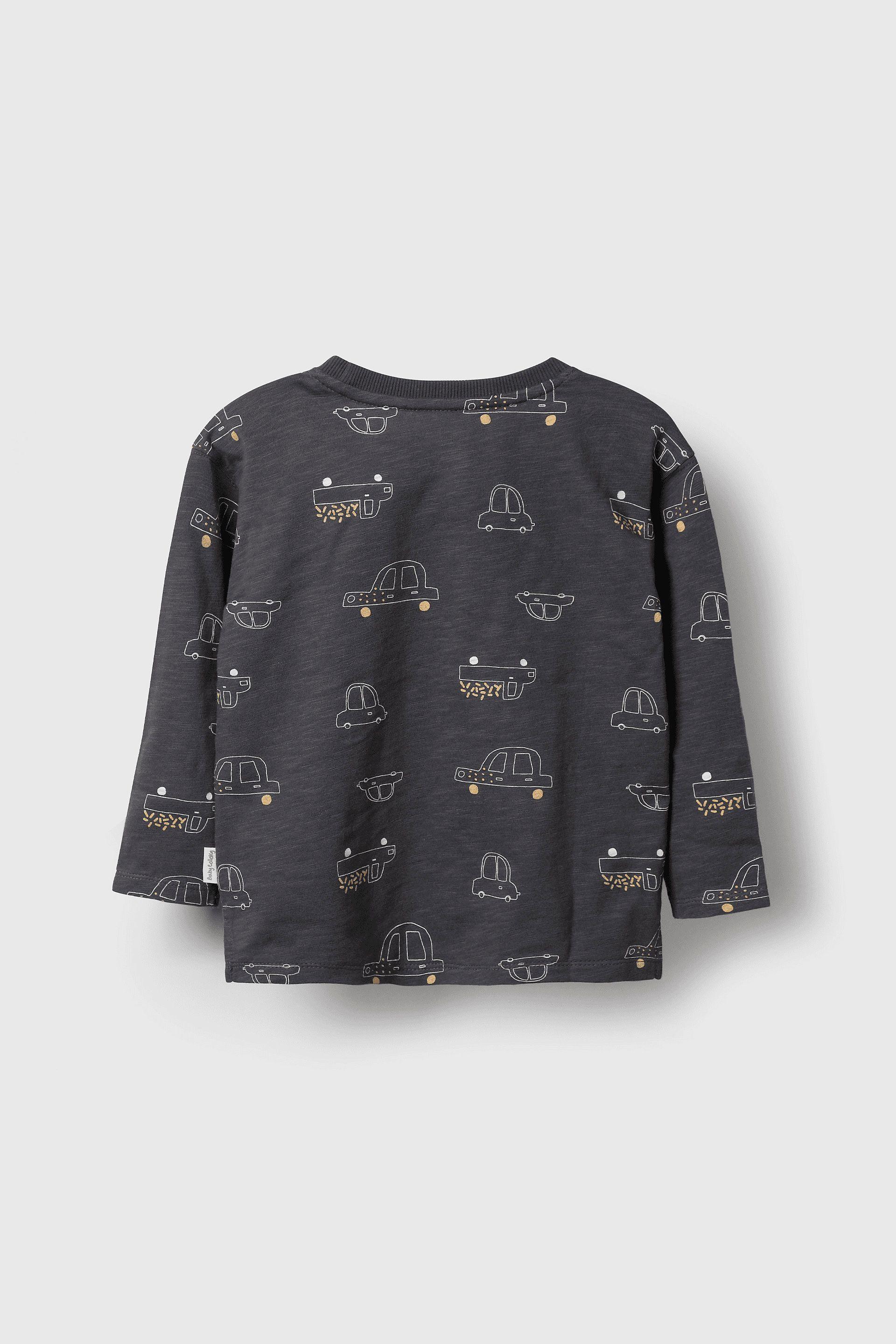 Polera negra con autos para niños, cómoda y divertida-1