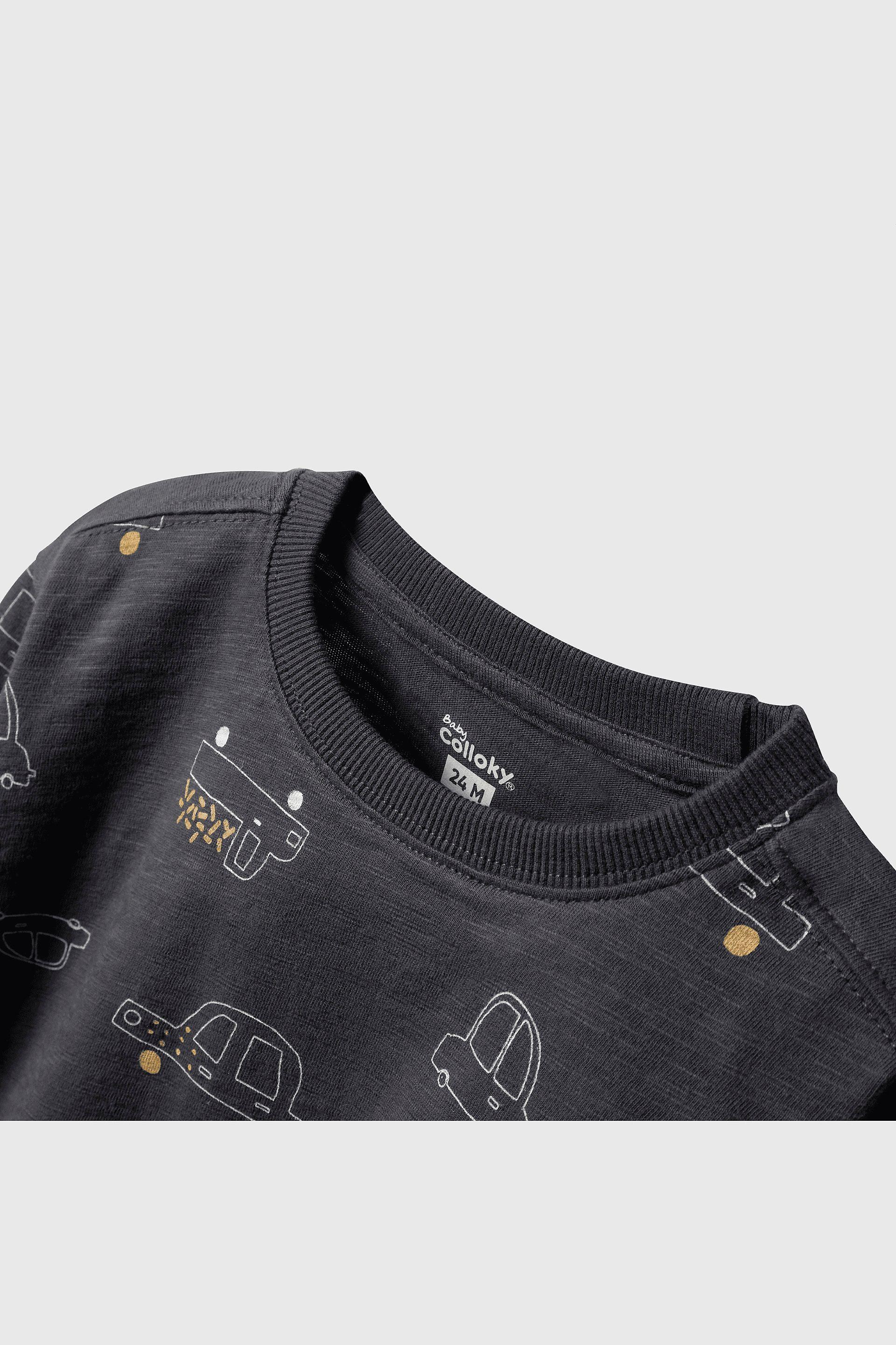 Polera negra con autos para niños, cómoda y divertida-2