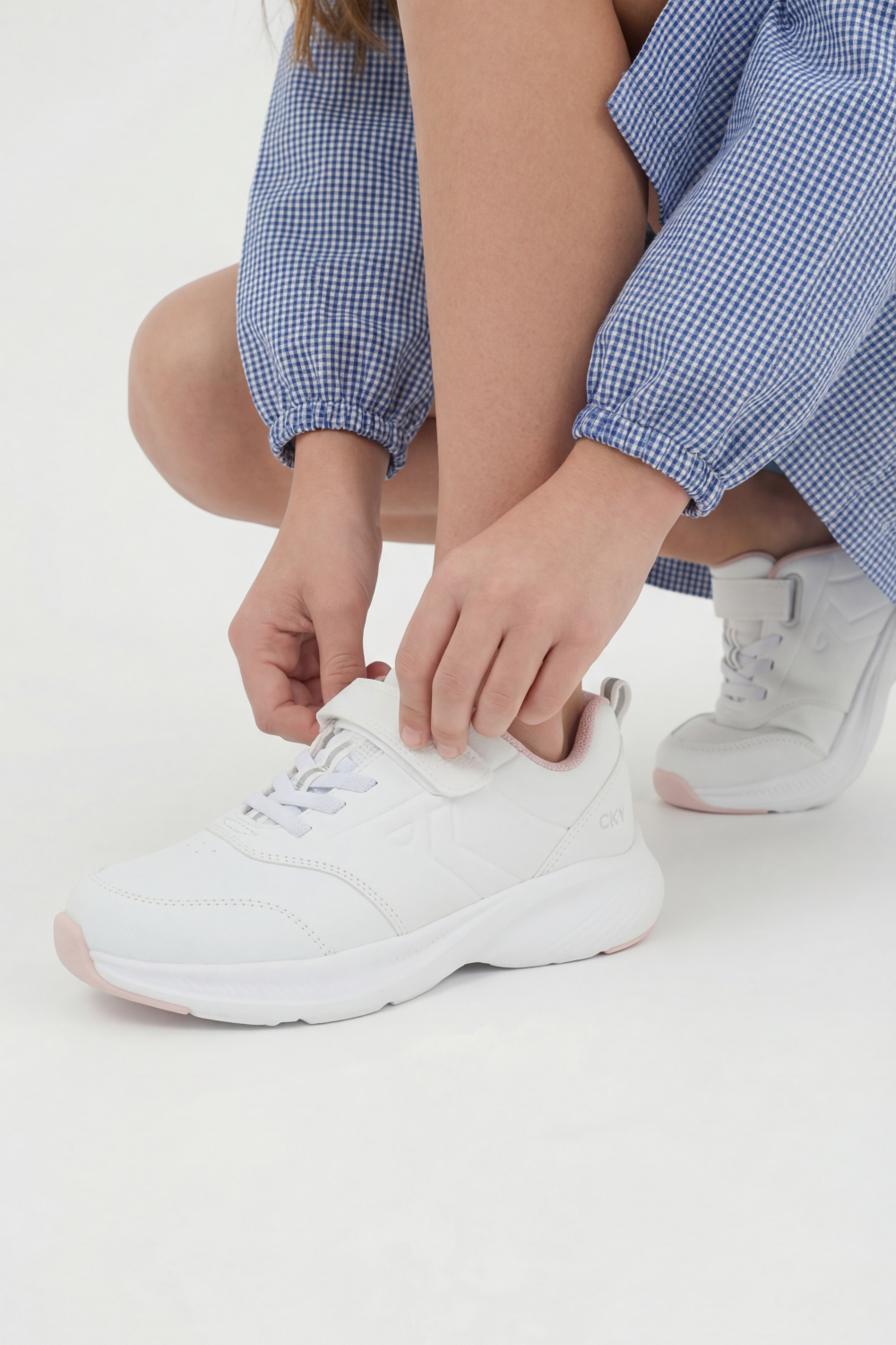 Zapato Escolar de Niña Blanco con Velcro en tallas de 23 a 29 (2 a 5 Años)-2