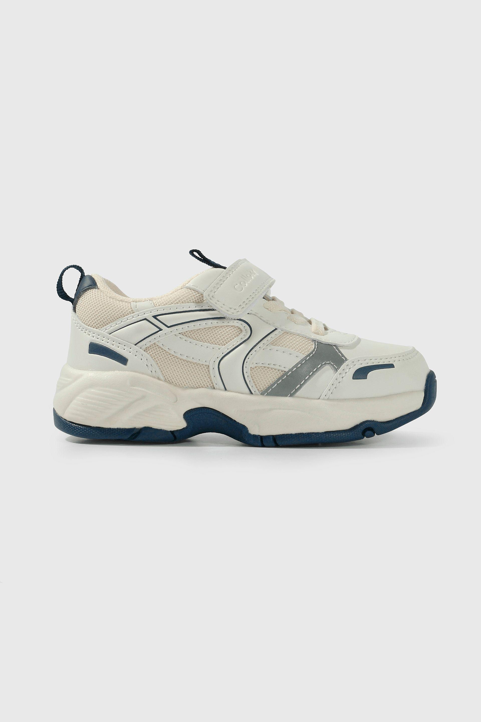 Zapatilla blanca para niño, comodidad y estilo-1