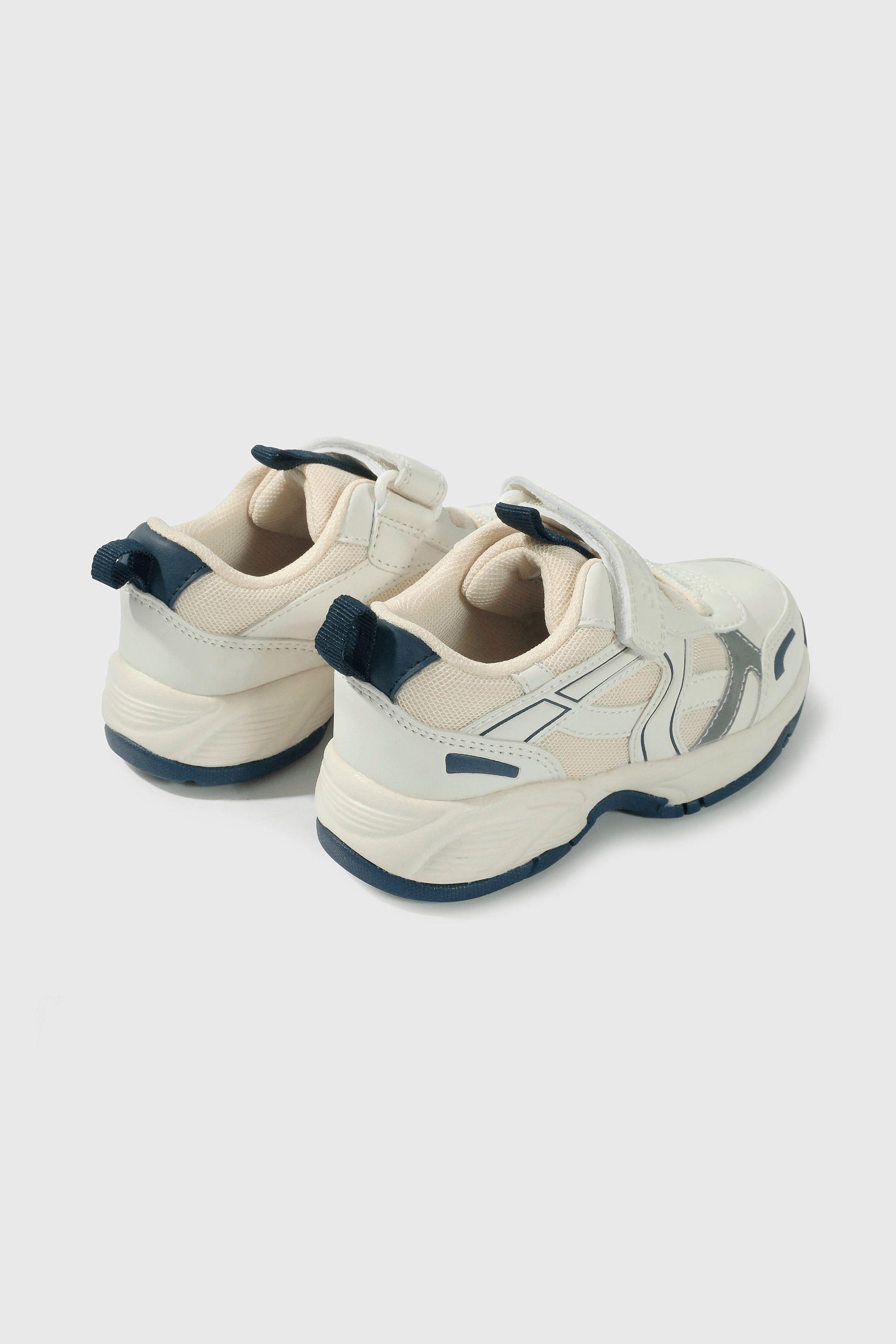 Zapatilla blanca para niño, comodidad y estilo-4